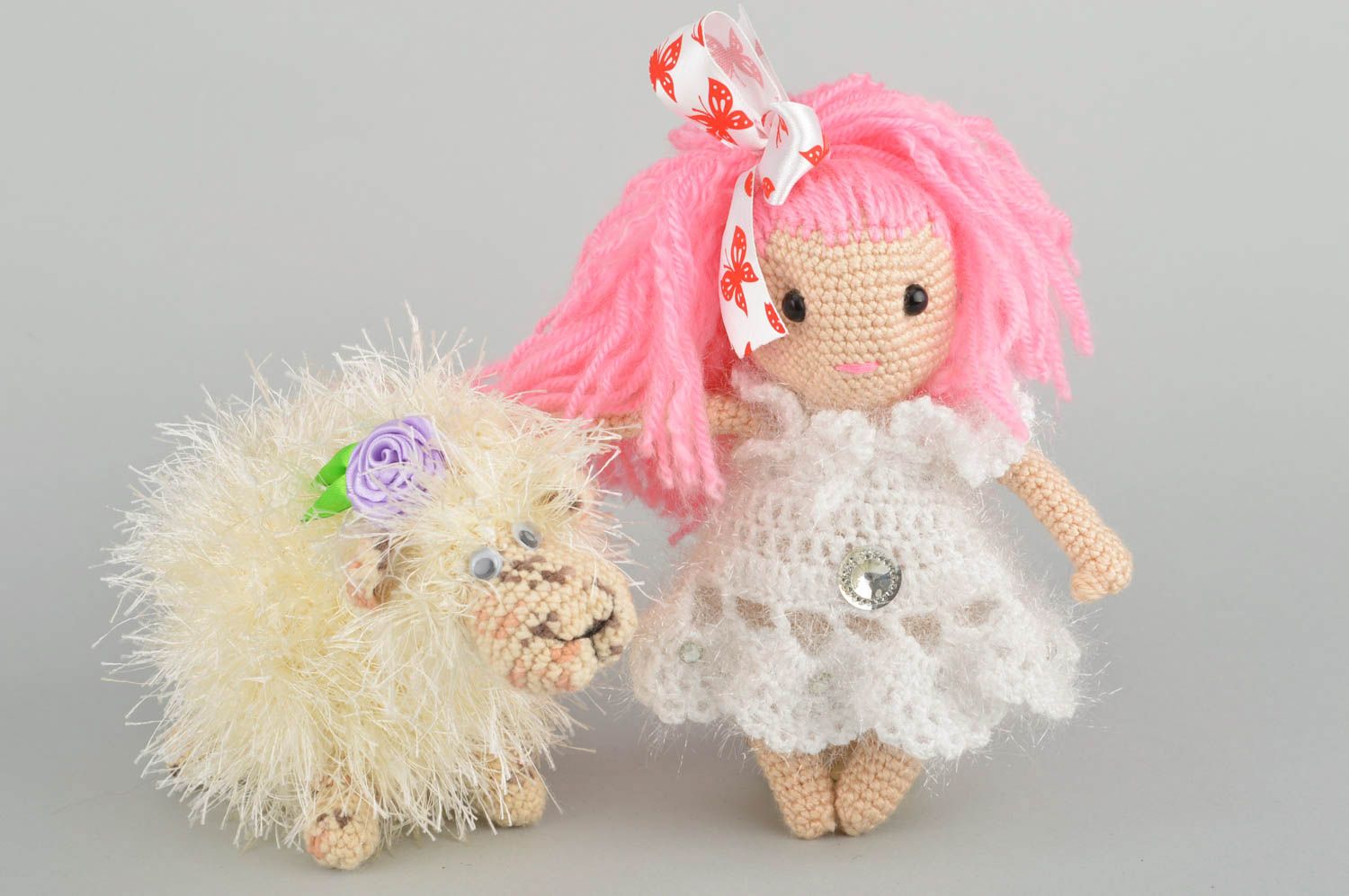 Gehäkelte Spielzeuge für Baby ab 3 Jahren 2 Stück Mädchen mit Schaf handmade foto 5