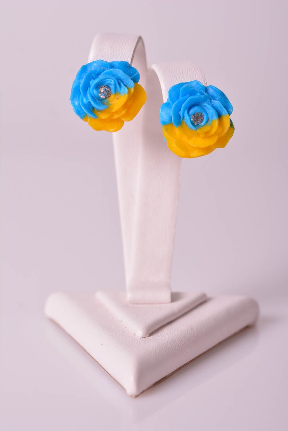 Модные серьги украшение ручной работы серьги клипсы из пластики желто-голубые фото 1
