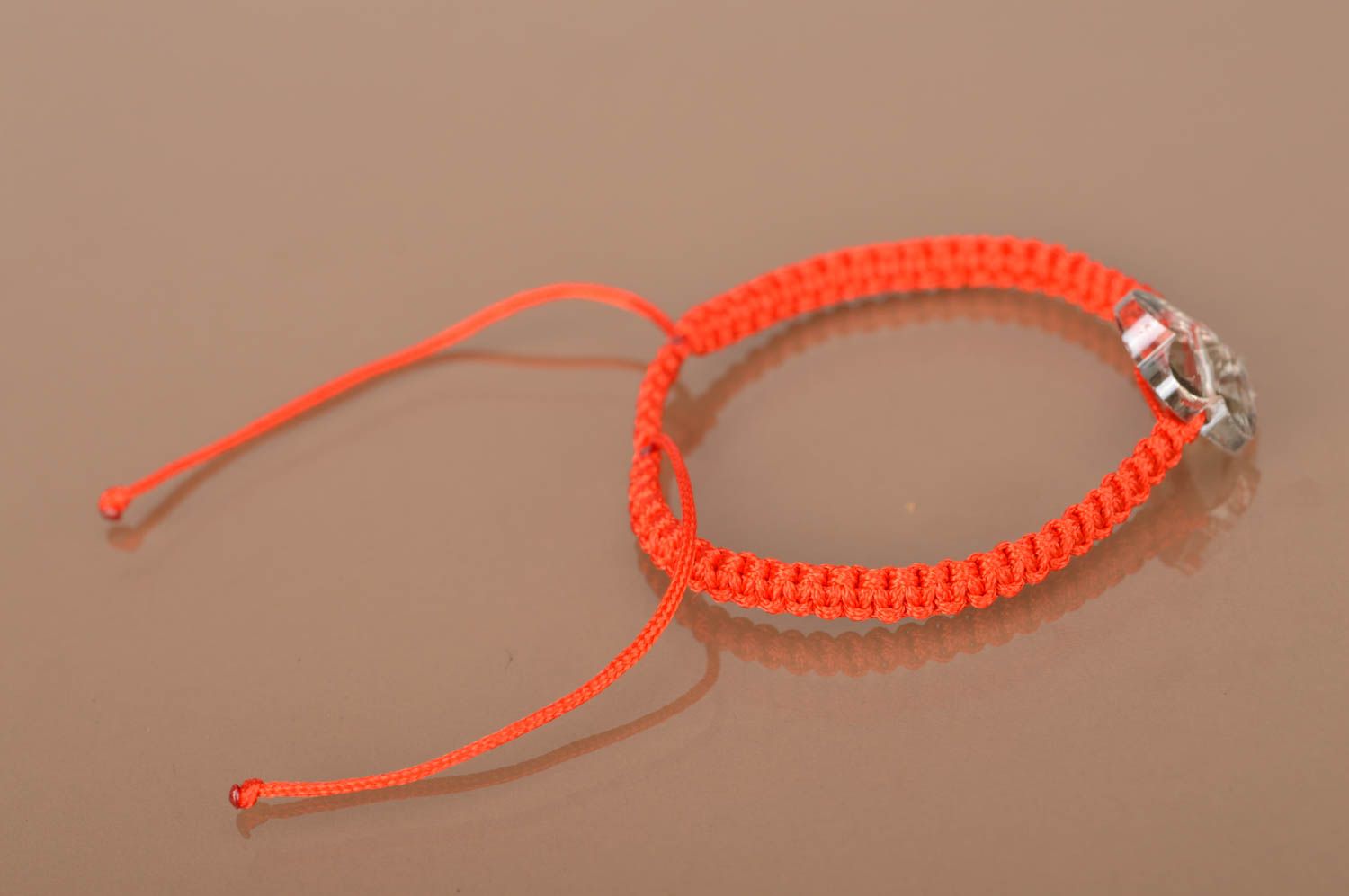 Тонкий плетеный браслет из вощеного шнура с бусиной в виде бабочки ручная работа фото 4