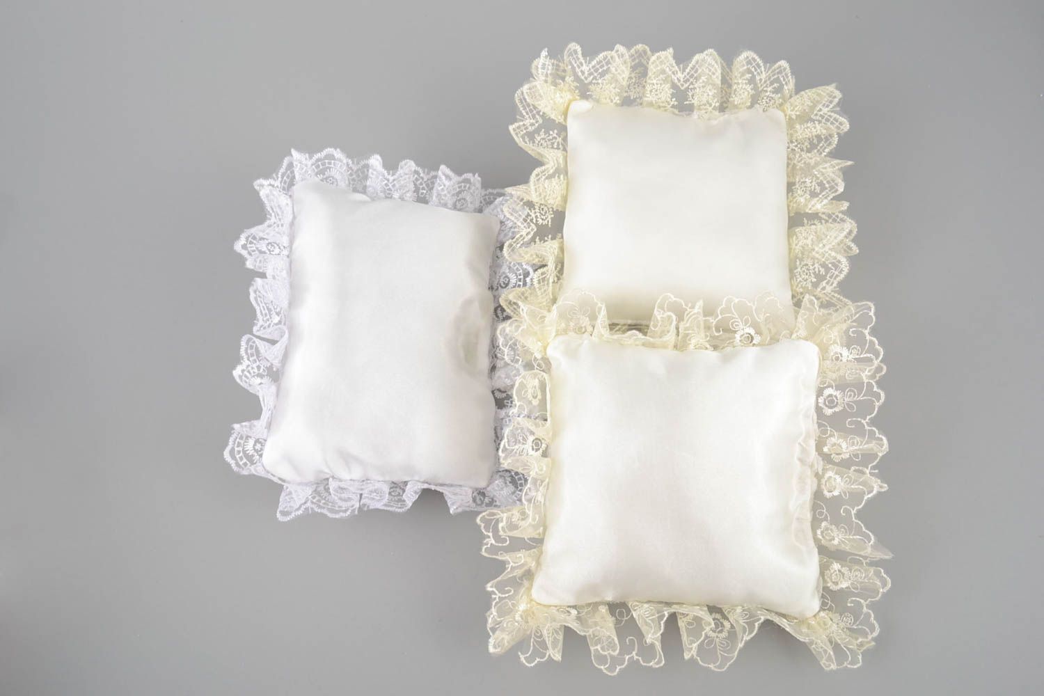 Набор подушечек для колец с цветами 3 шт ручной работы белые свадебные ажурные фото 2