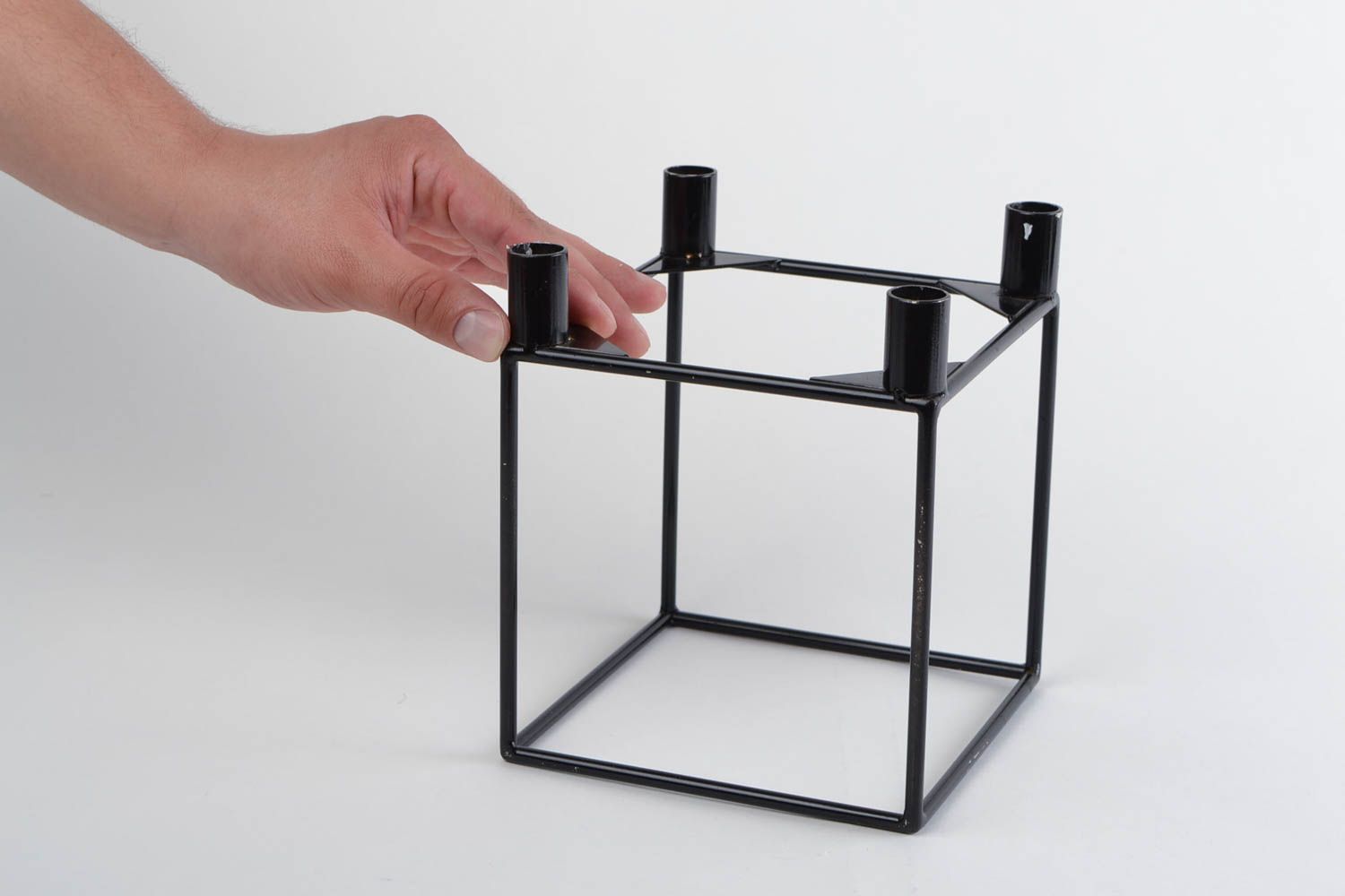 Candelero de metal para velas estrechas hecho a mano negro con forma de cubo foto 2