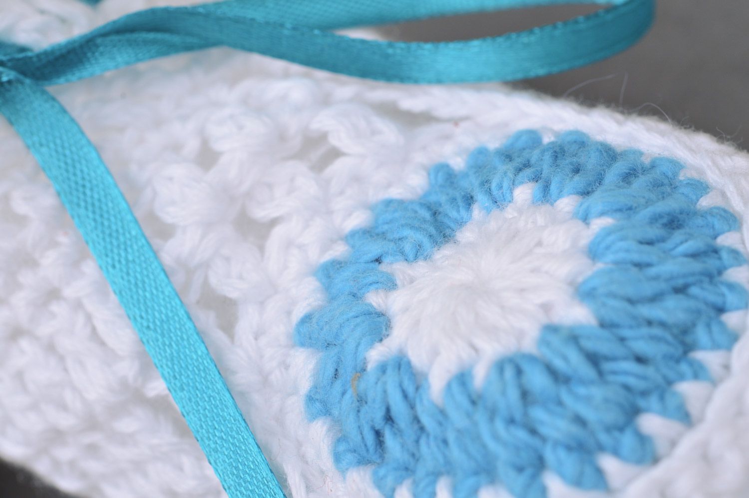 Chaussons de bébé blancs tricotés de coton avec crochet pour garçon faits main  photo 4