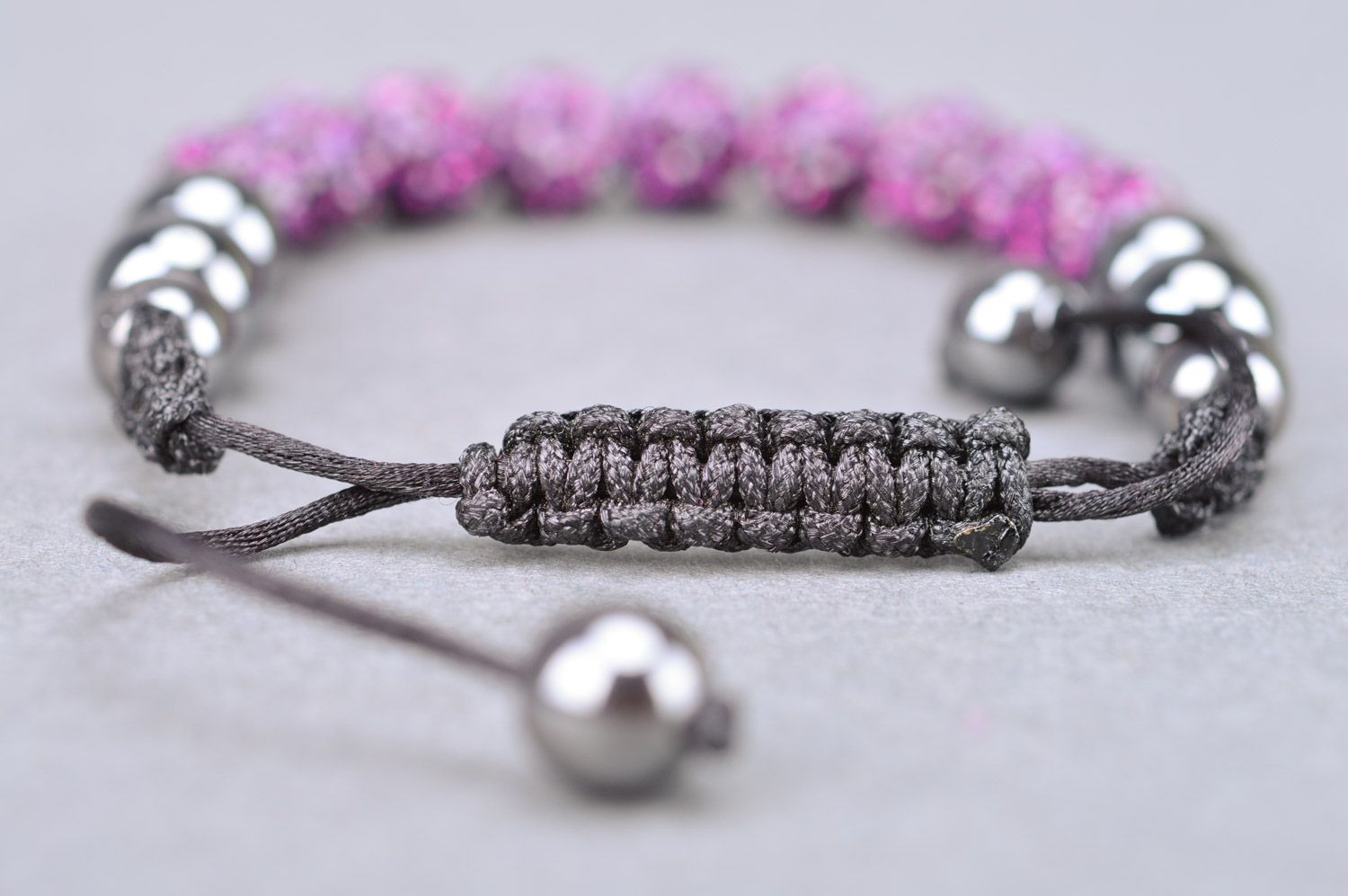 Плетеный браслет из бусин и нитки ручной работы на завязках фиолетовый с серым фото 4
