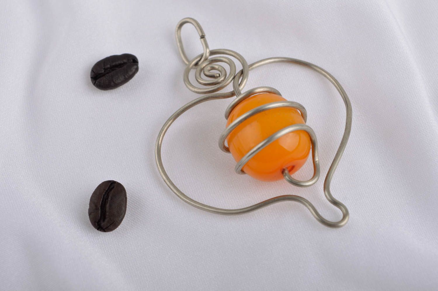 Pendentif ambre Bijou fait main métallique en forme de cœur Accessoire femme photo 1
