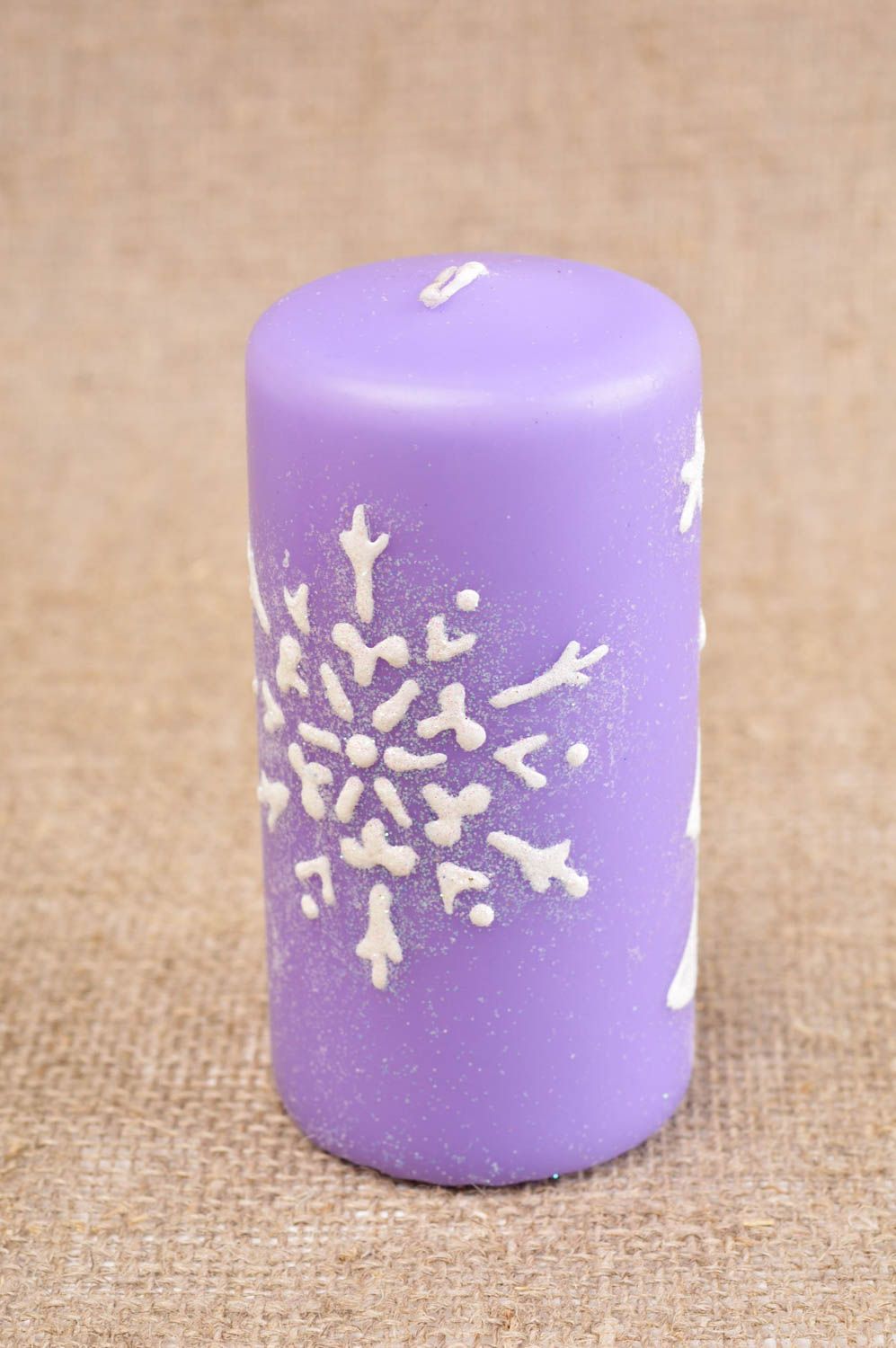Новогодняя резная свеча ручной работы сиреневая парафиновая свеча с ароматом цветная свеча фото 3