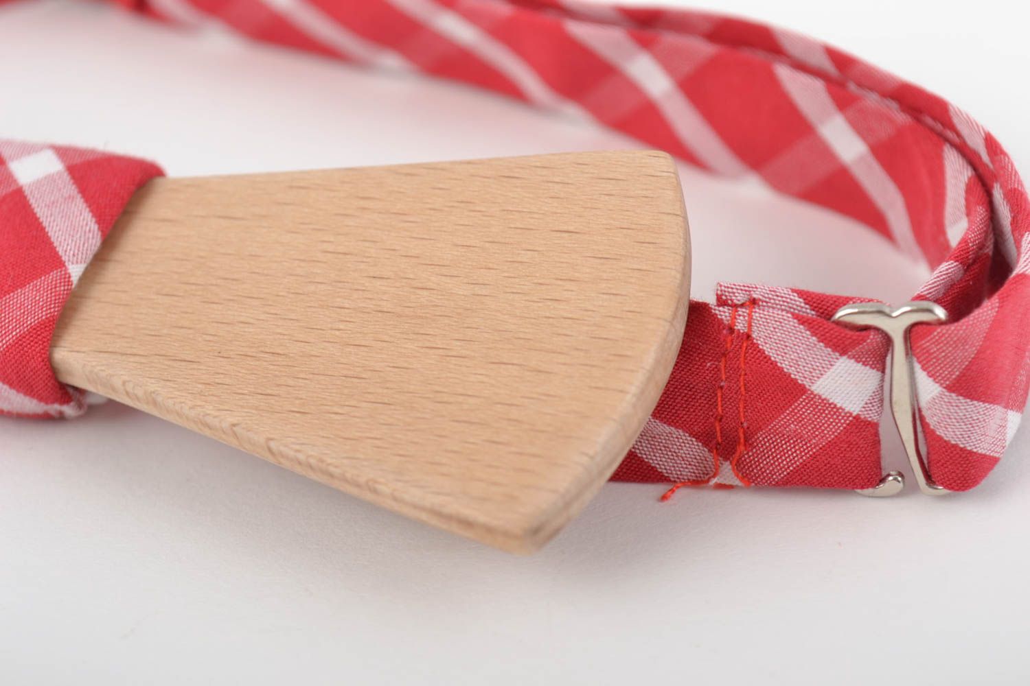 Деревянный галстук-бабочка с тканевым ремешком ручной работы красный в клетку фото 2