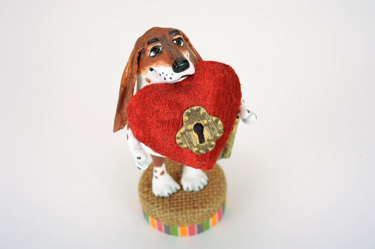 Estatueta Cão com um coração foto 3