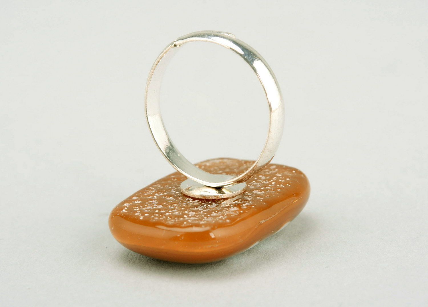 Кольцо из фьюзинг стекла с ромашкой фото 3