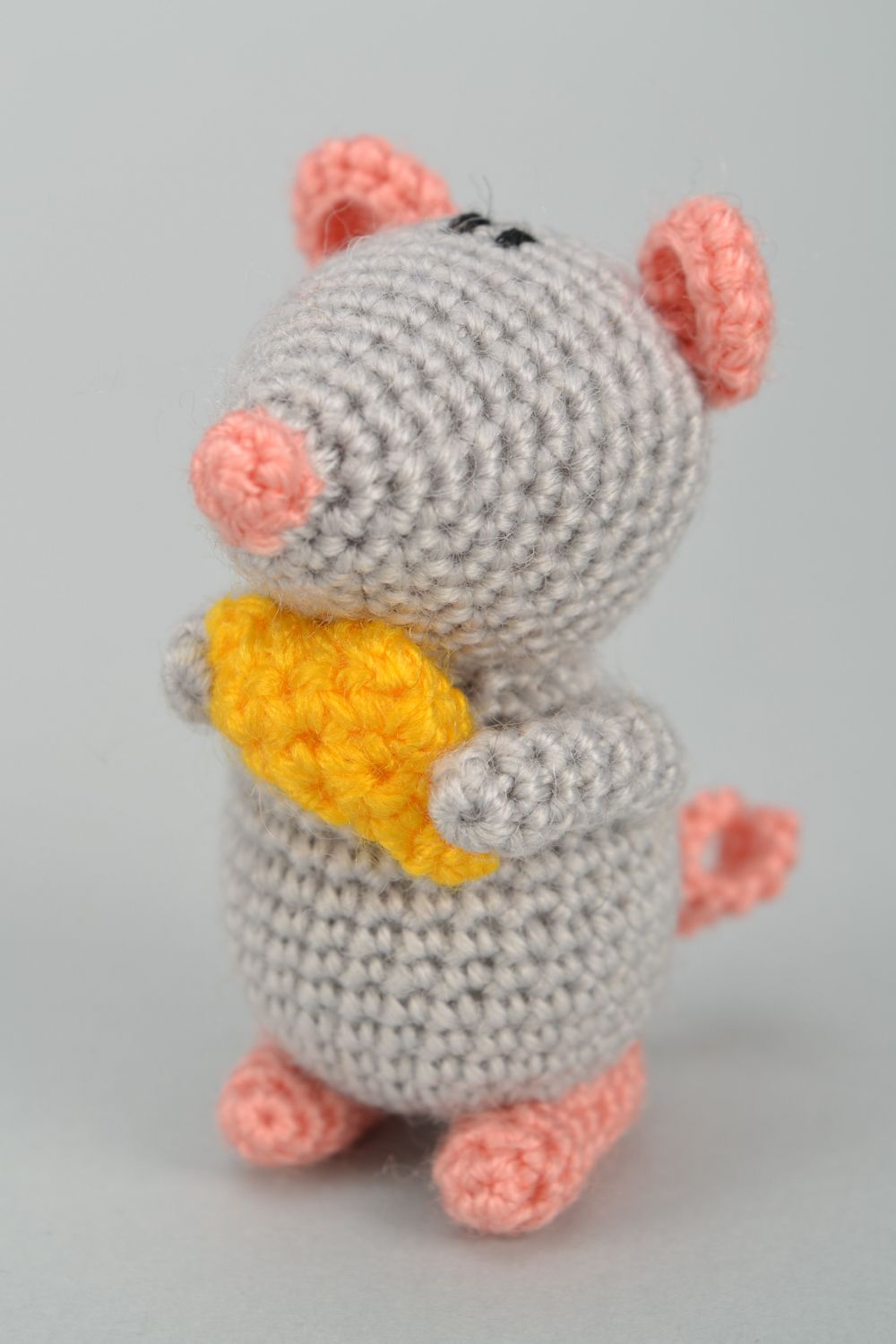 Маленькая вязаная игрушка мышка с сыром из шерсти фото 1