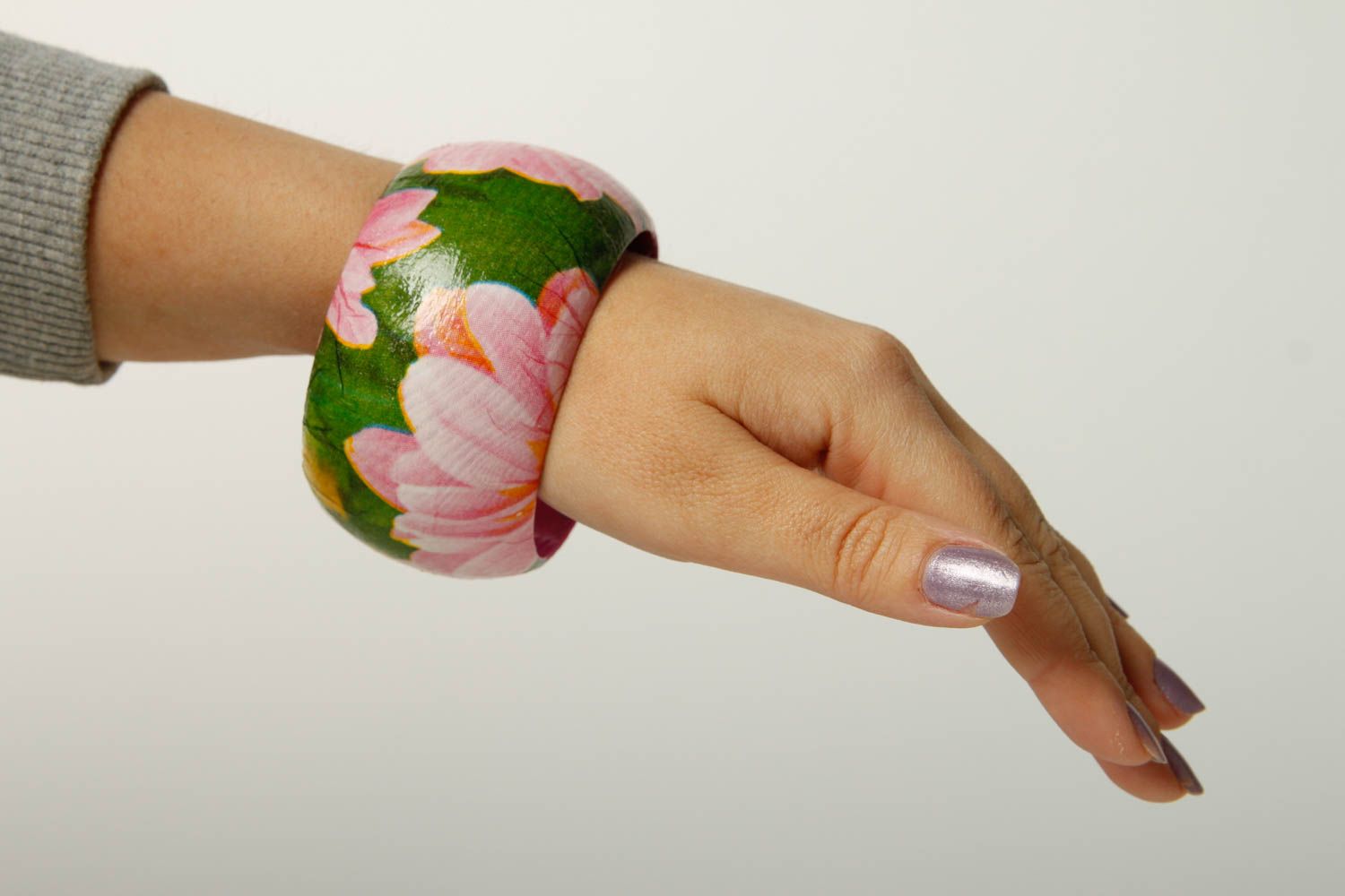Украшение ручной работы деревянное изделие браслет на руку широкий с цветами фото 3