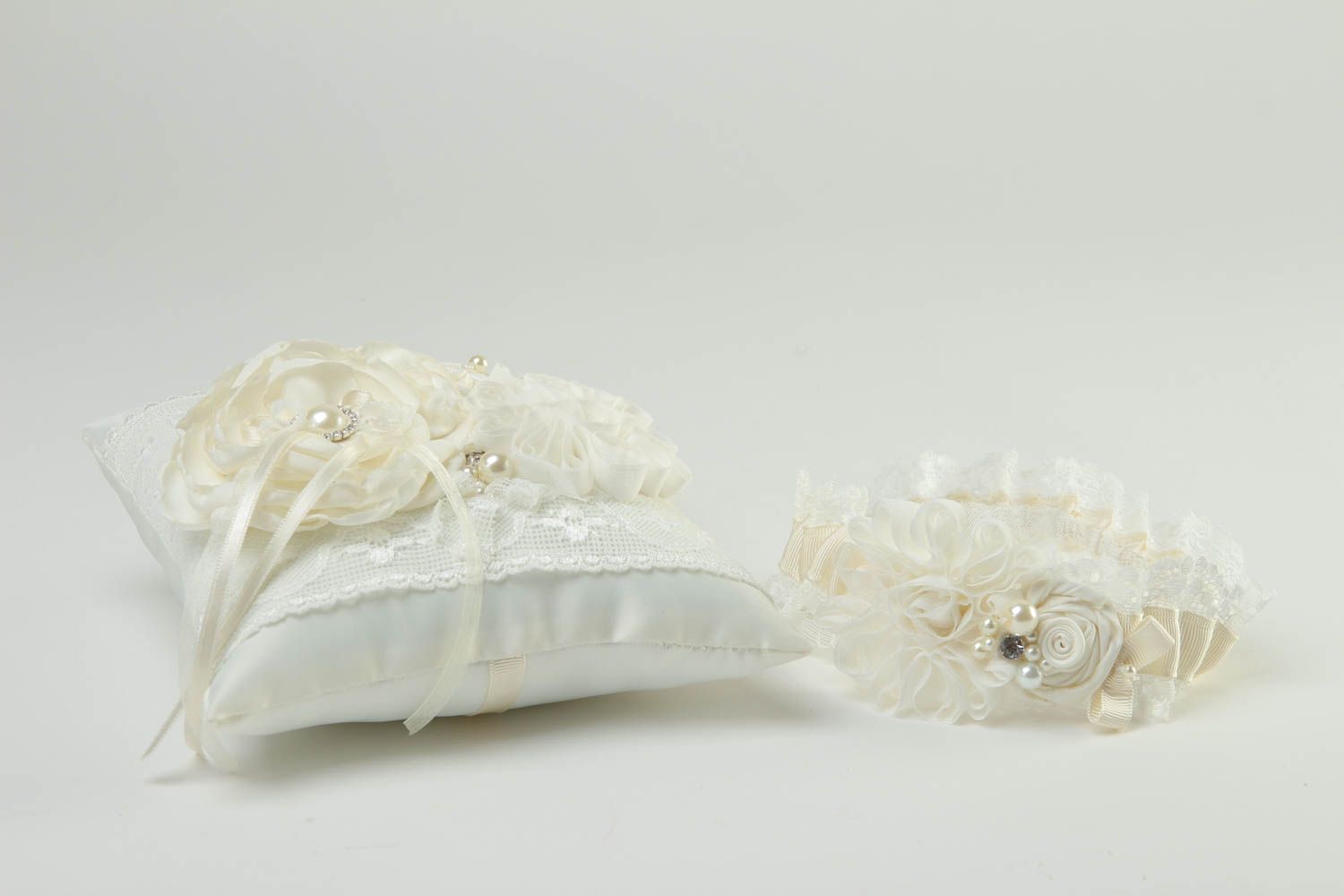 Свадебные аксессуары хэнд мэйд подушечка для колец подвязка невесты белые фото 3