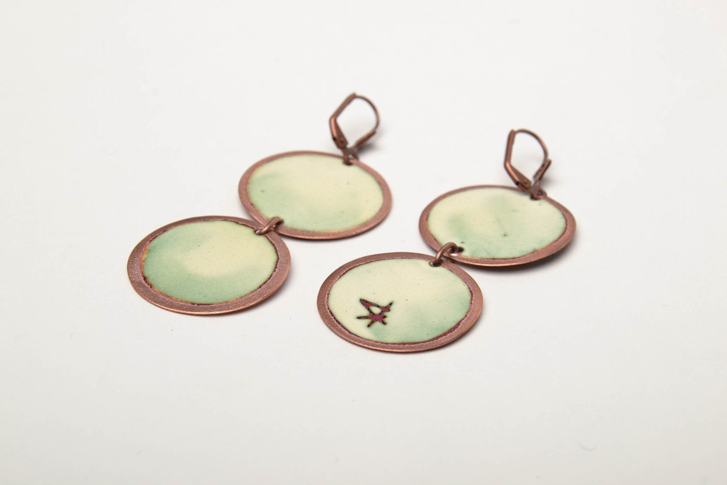 Pendientes redondos de cobre hechos a mano pintados con esmaltes foto 5