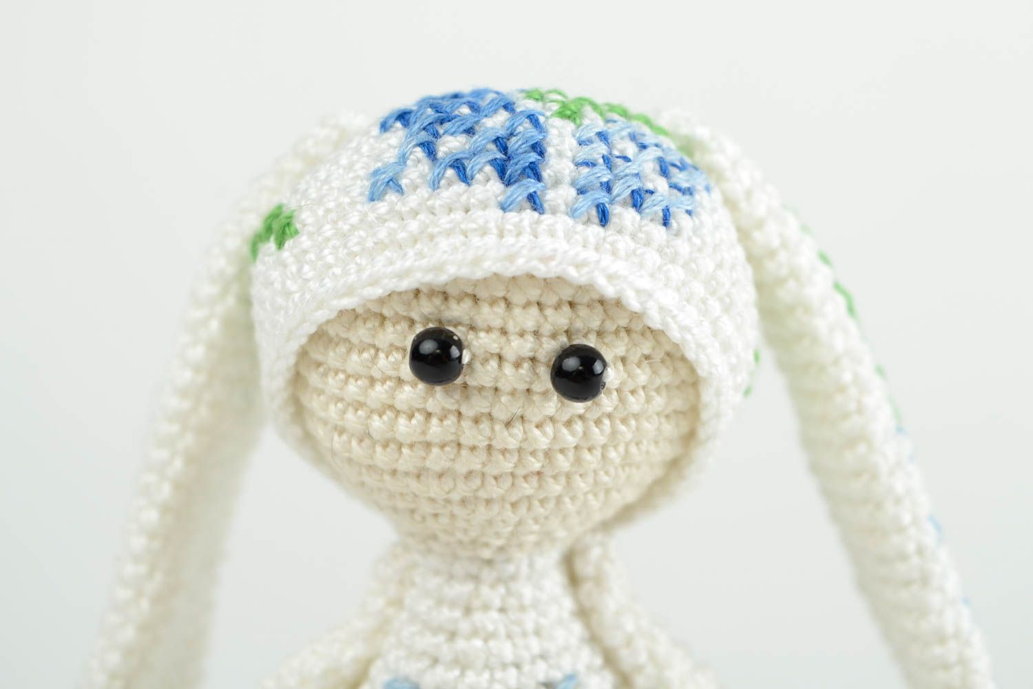 Игрушка заяц с вышивкой ручной работы мягкая игрушка вязаная детская игрушка фото 3