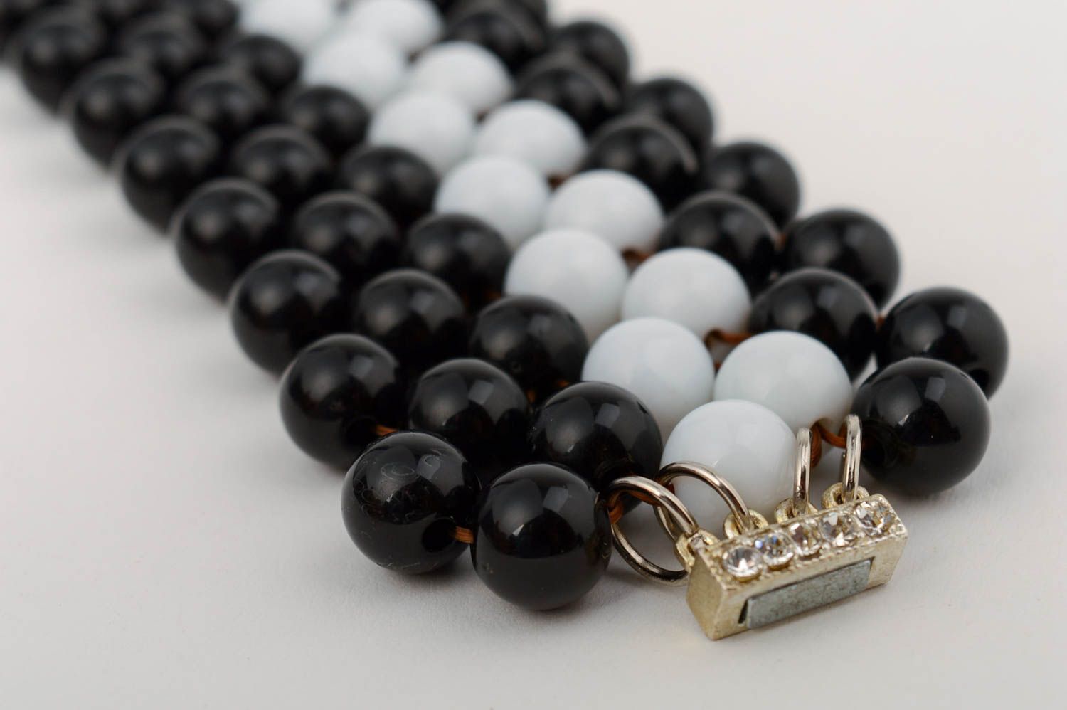 Handgemachtes Armband mit Perlen aus Plastik weiß schwarz auf Magnet für Frauen foto 3