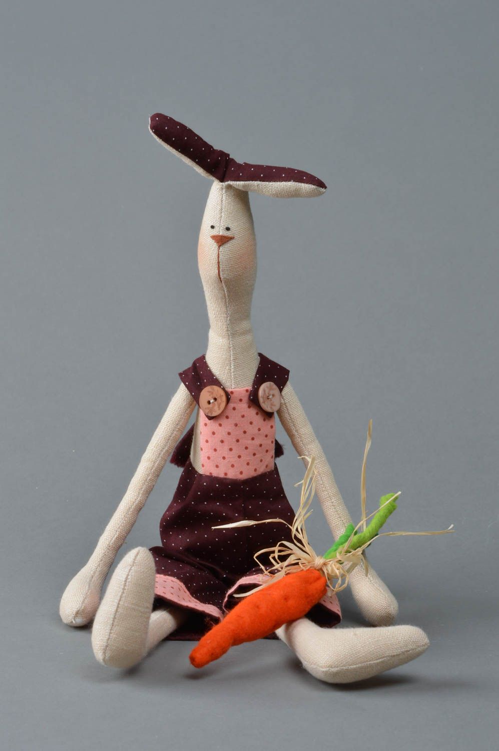 Juguete de peluche de tela artesanal para interior liebre con zanahoria foto 1