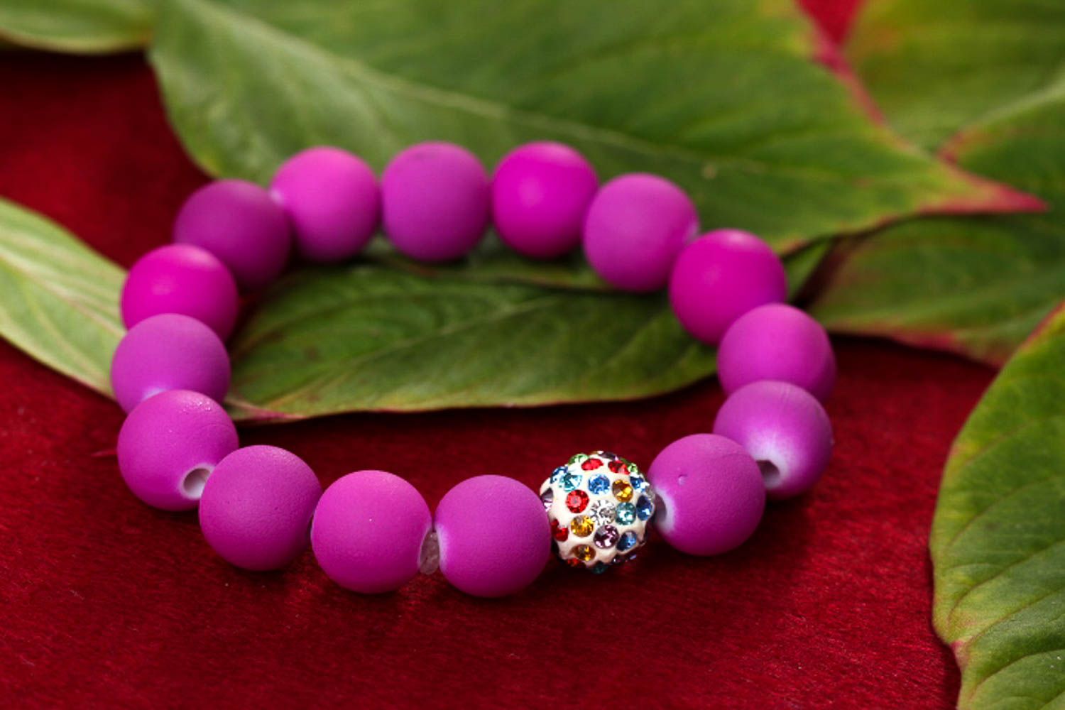 Bracelet tendance Bijou fait main de couleur violette Accessoire femme photo 1