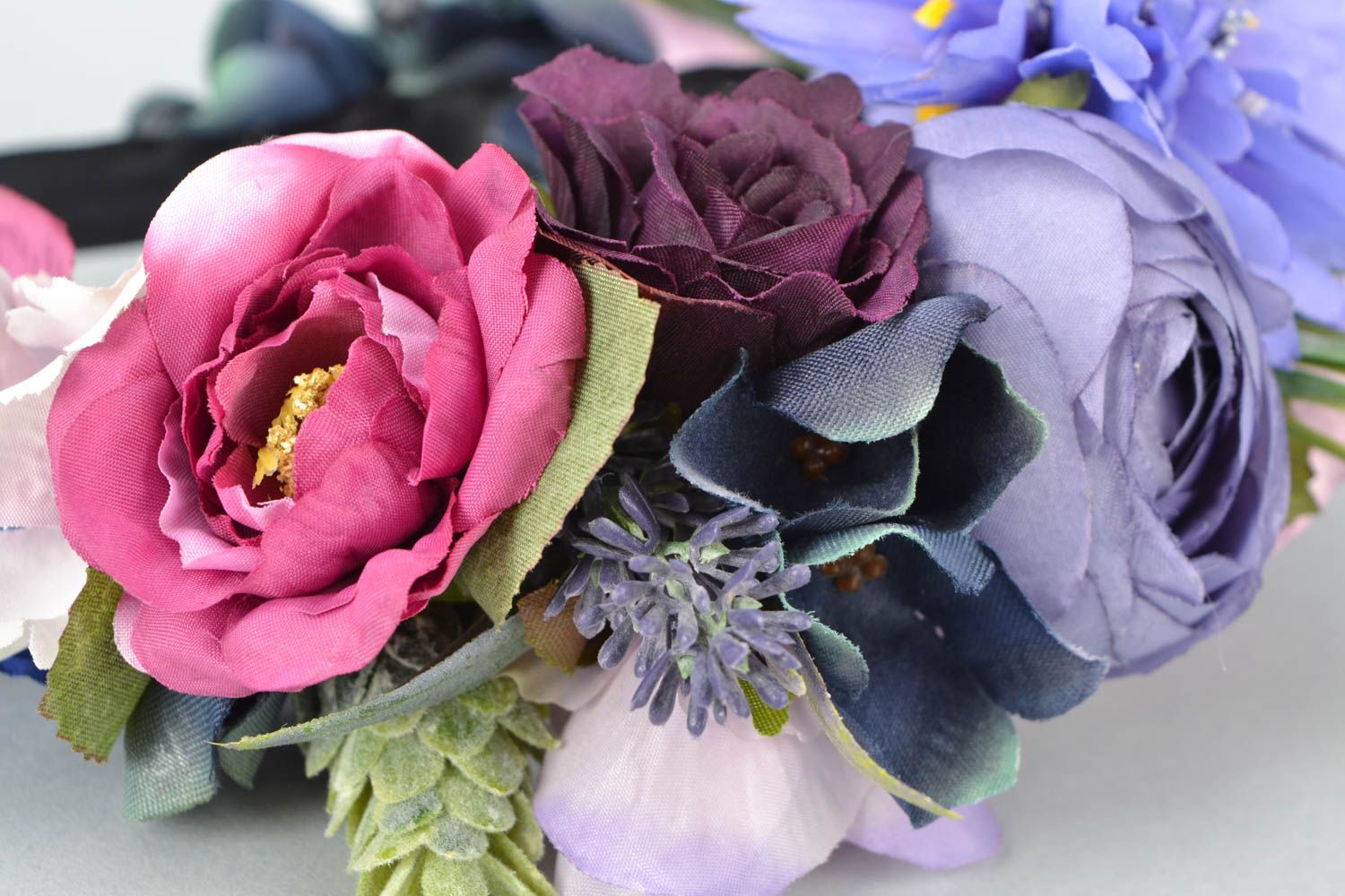 Пышный обруч с искусственными цветами Фиолетовые розы  фото 4