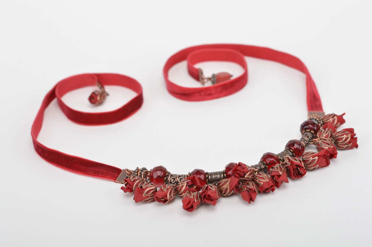 Авторское ожерелье с цветами из атласных лент ручной работы красное нарядное фото 3