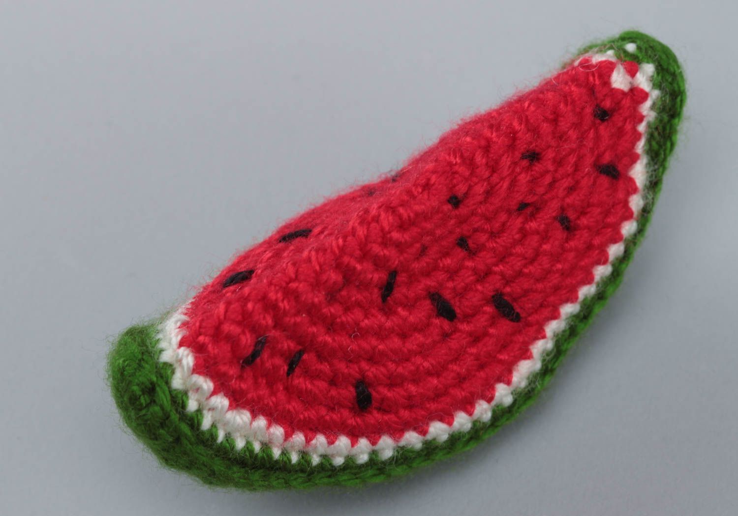 Petit jouet mou tricoté au crochet en fils acryliques en forme de pastèque photo 4