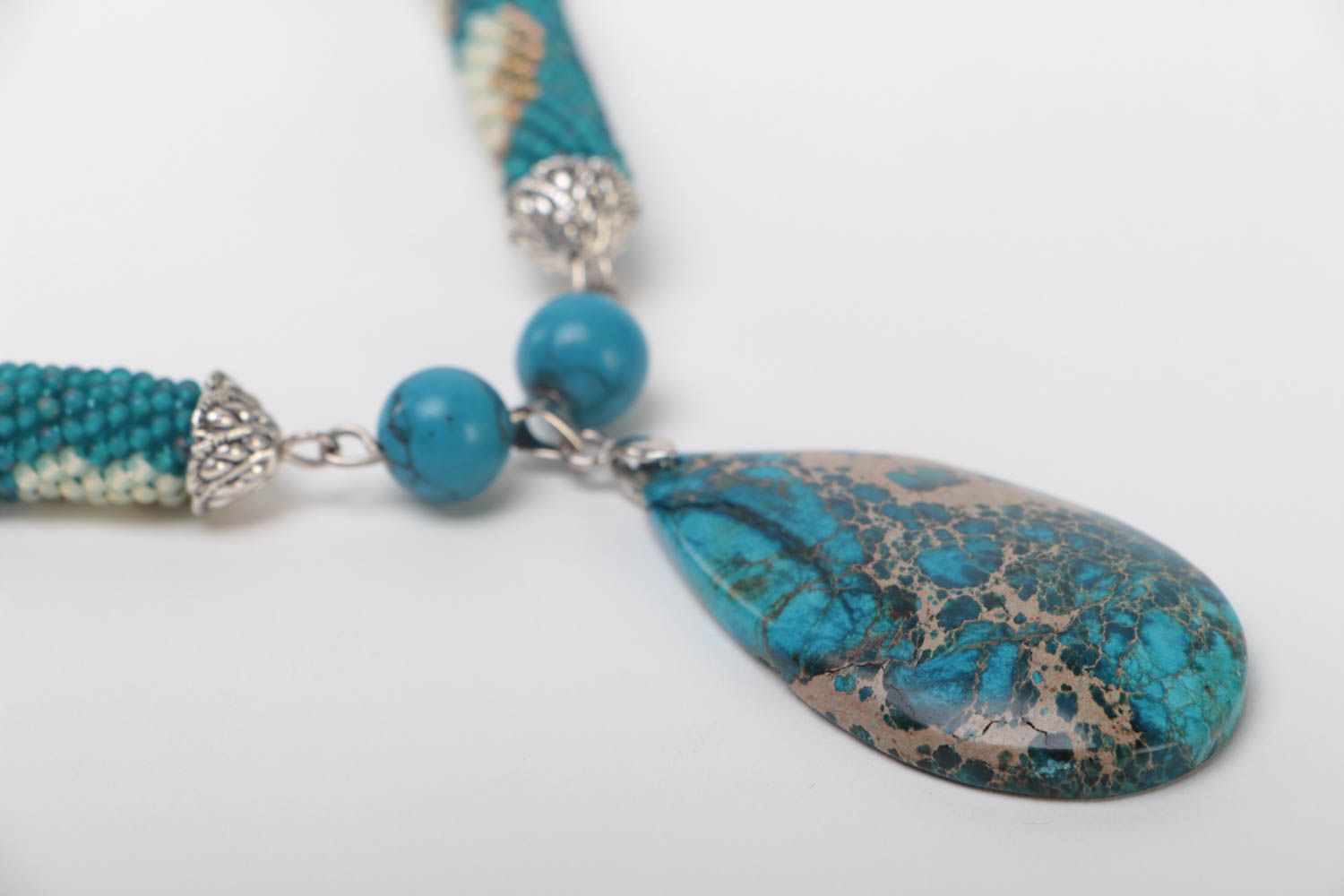 Collier spirale en perles de rocaille avec turquoise et variscite fait main photo 3