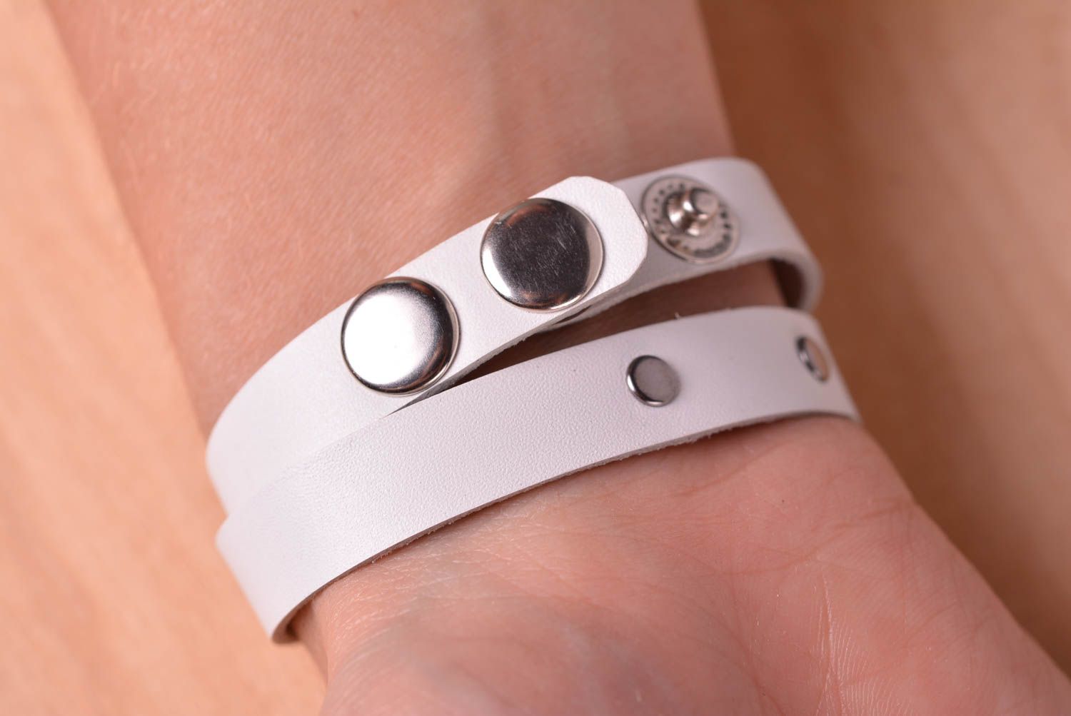 Bracelet cuir blanc Bijou fait main design sobre Accessoire femme cadeau photo 4