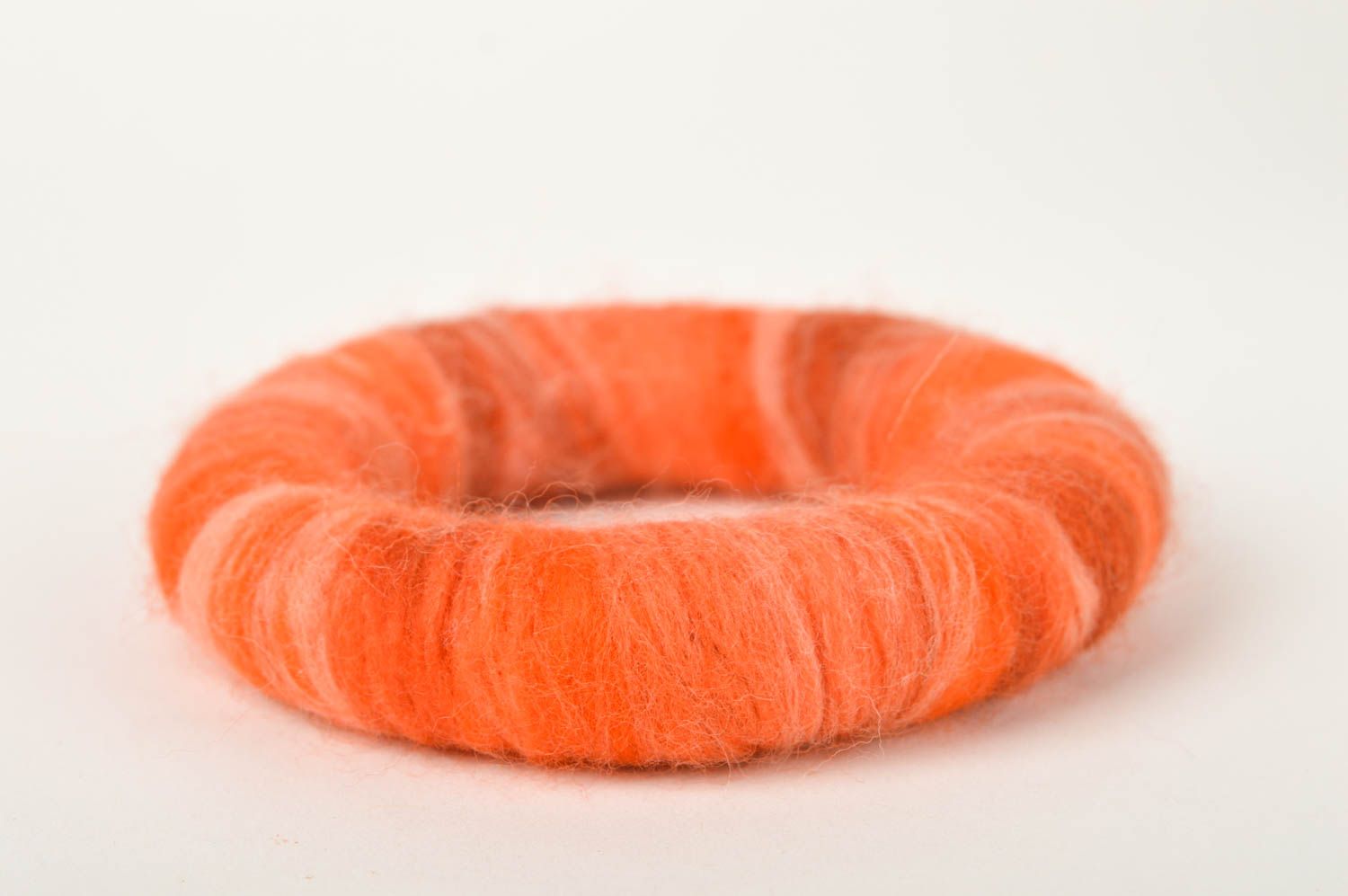 Браслет из шерсти хэнд мэйд оригинальный аксессуар оранжевый валяный браслет фото 5