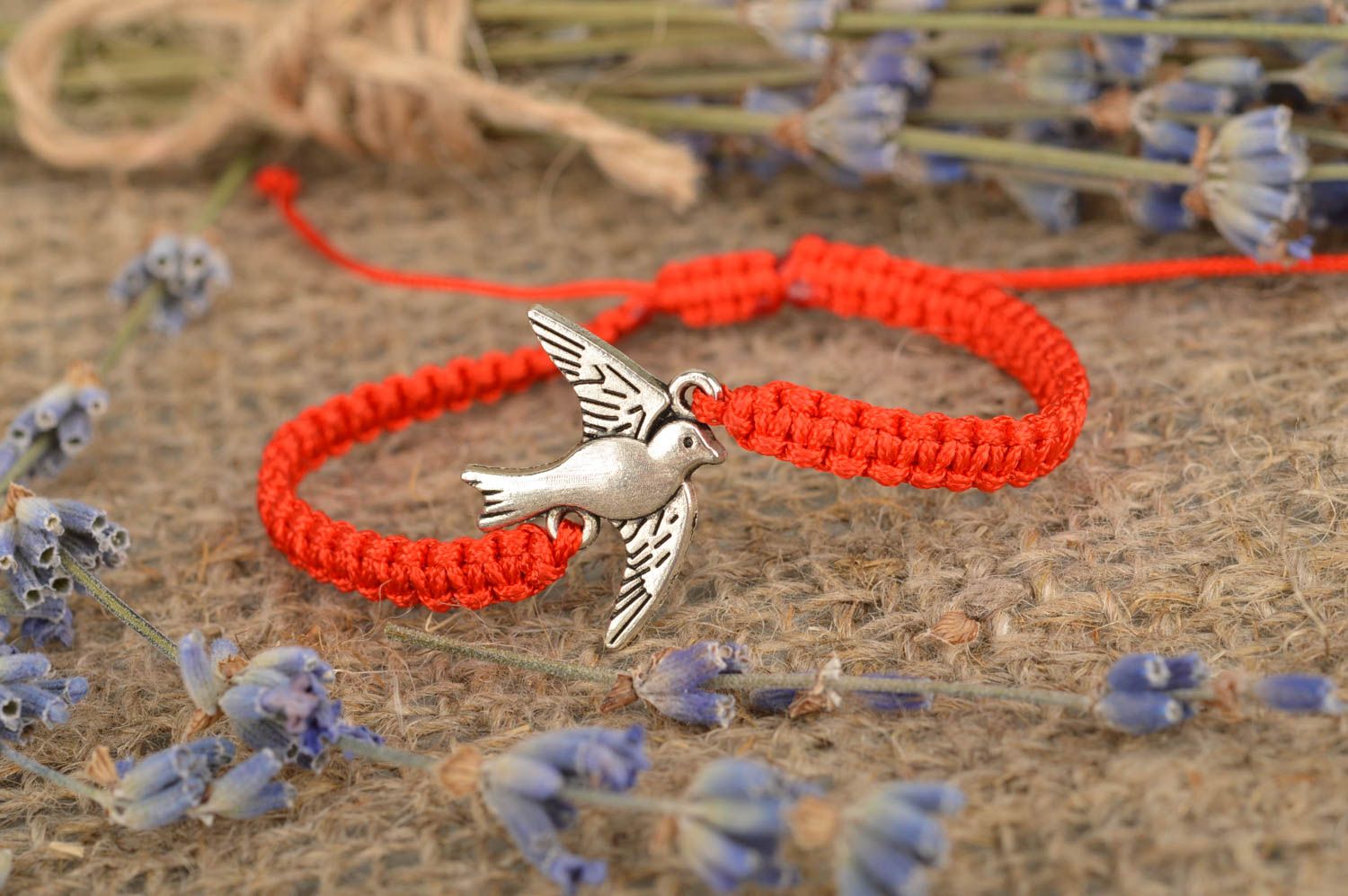 Красный браслет из вощеного шнурка с конектором ручной работы Птичка женский фото 1