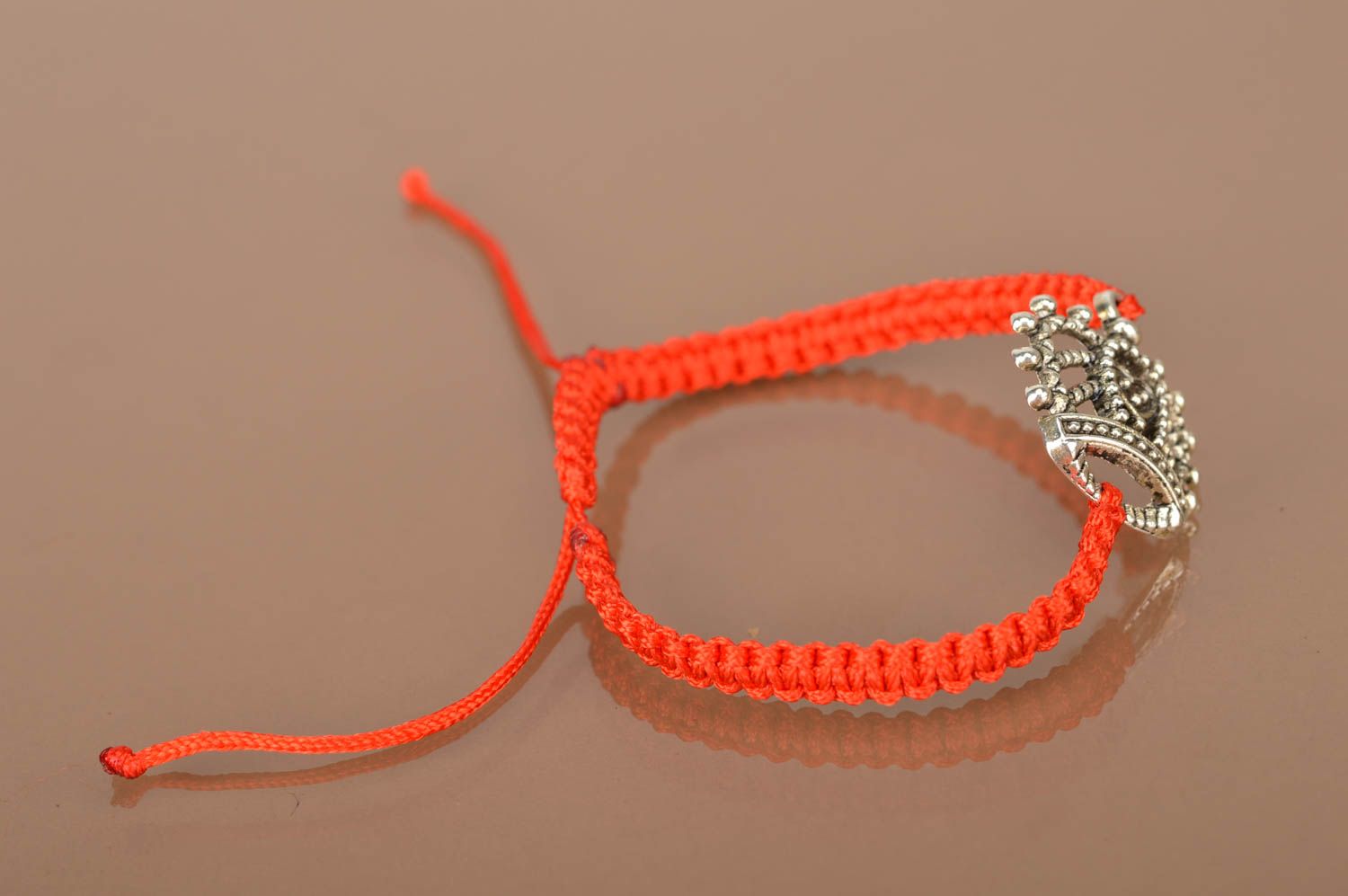 Bracelet fait main tressé en lacet ciré rouge avec couronne métallique design photo 4