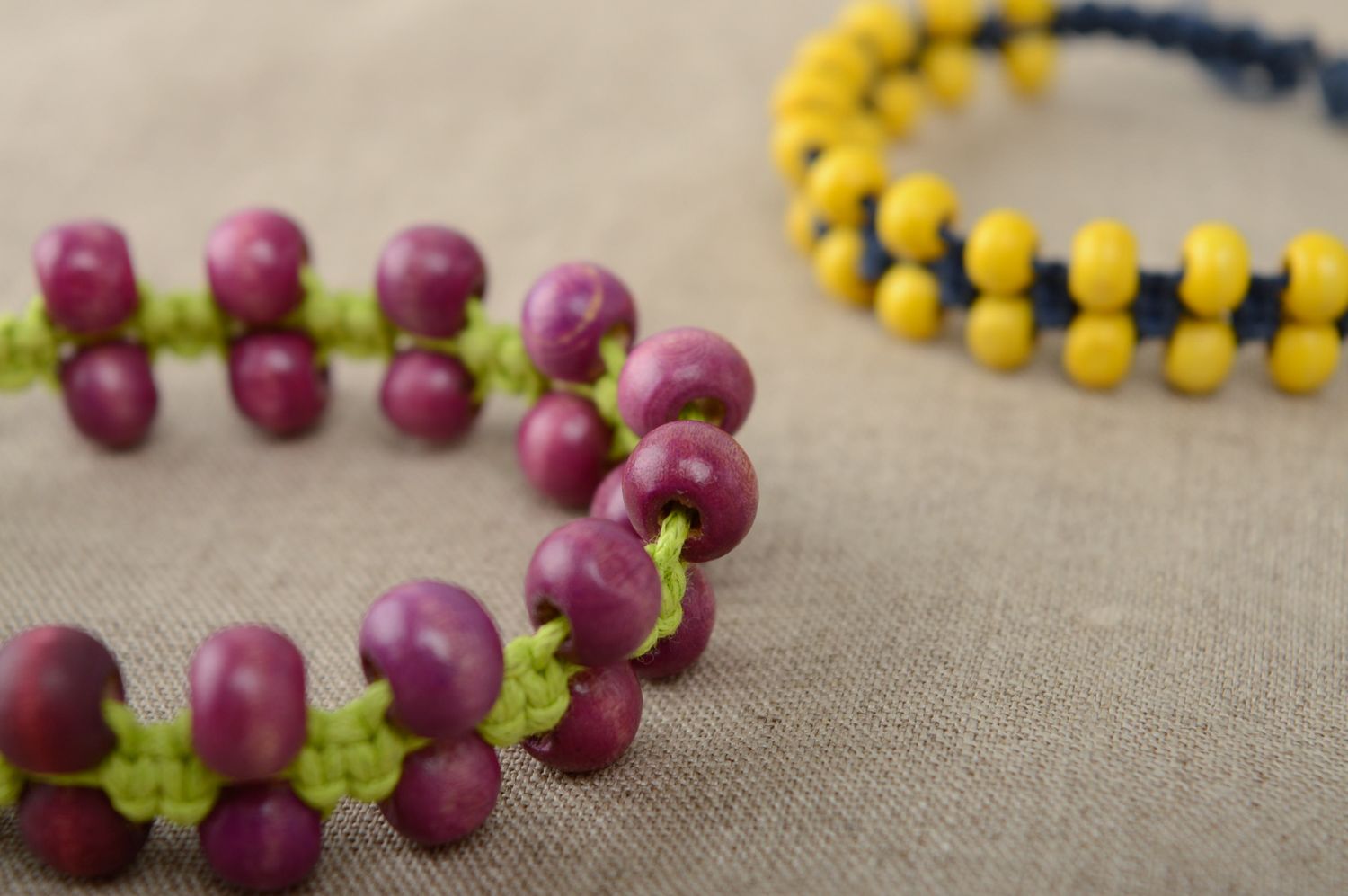 Violet friendship bracelet with wooden beads photo 5