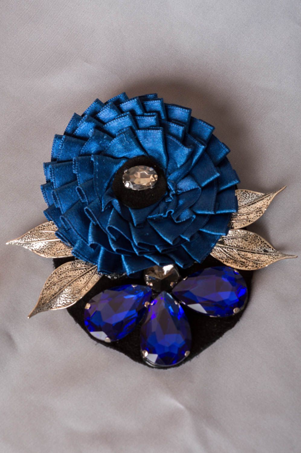 Broche fleur bleue en satin et cuir avec cistal de roche faite main grande photo 1