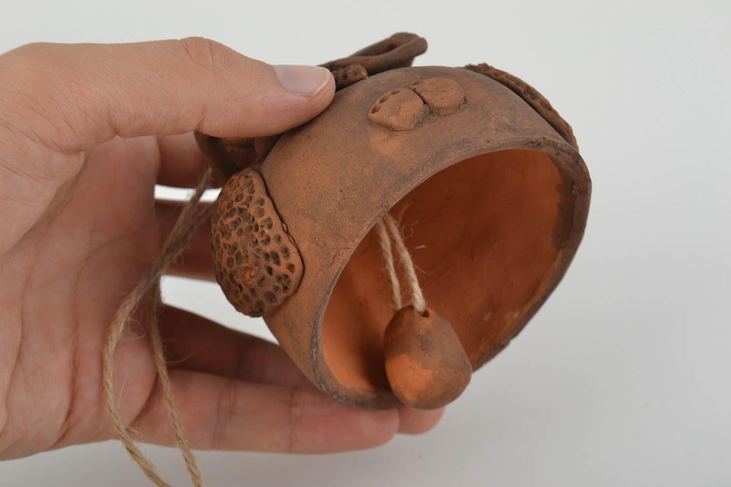 Clochette en céramique de taille moyenne faite main brune avec cordelette photo 2