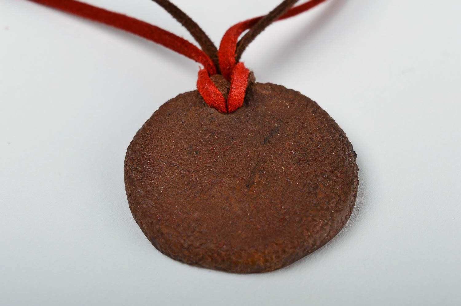 Украшение ручной работы подвеска на шею кулон из глины однотонный коричневый фото 4