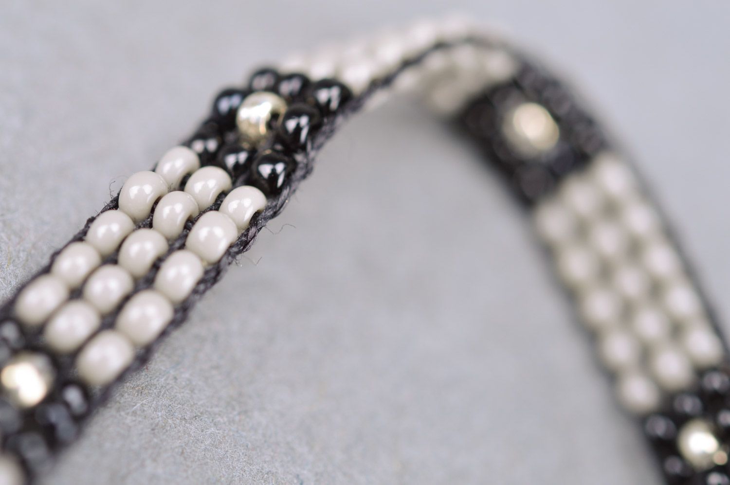 Bracelet fin pour homme en perles de rocaille fait main à nouer blanc-noir photo 4