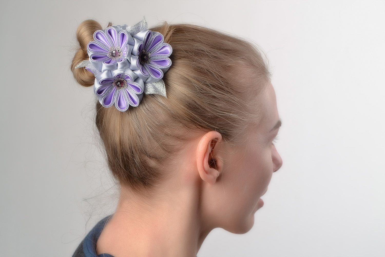 Élastique cheveux en tissu gris lilas avec fleur kanzashi grand fait main photo 1