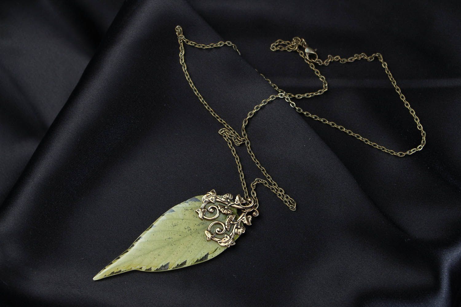 Collier pendentif fait main avec une feuille de Corète du Japon photo 1
