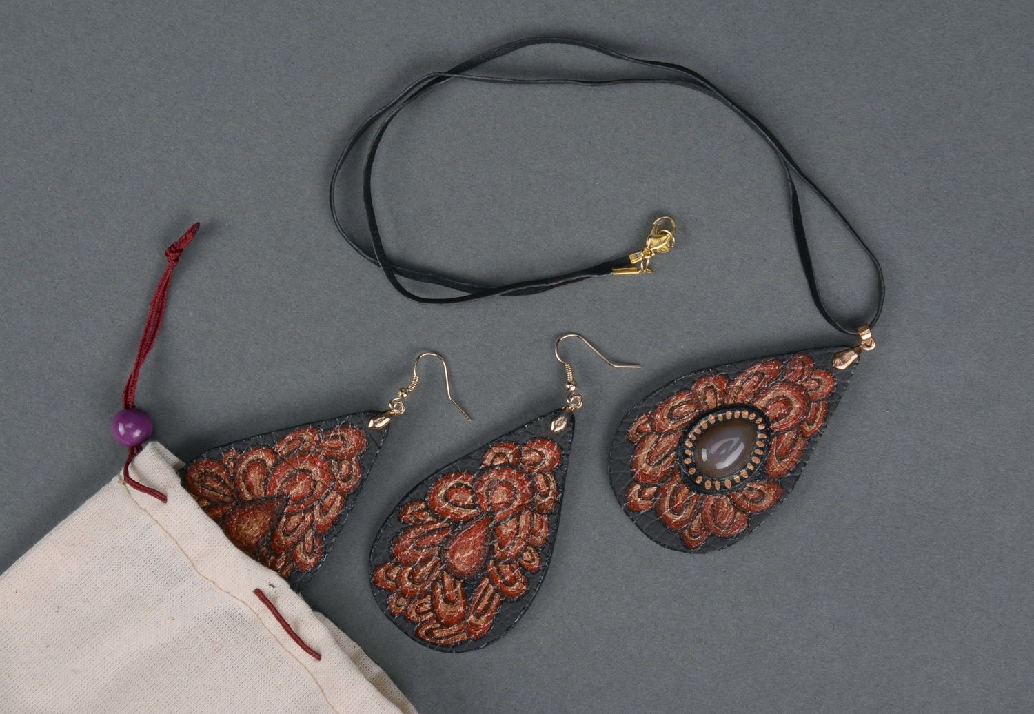 Set de bijoux en cuir boucles d'oreilles et pendentif photo 4