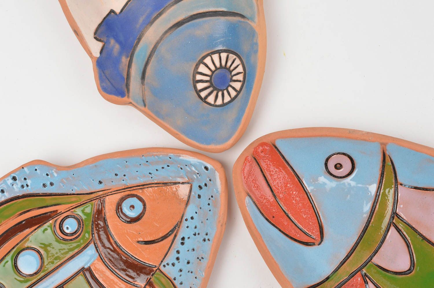 Набор декоративных керамических тарелок ручной работы в форме рыб 3 штуки фото 5