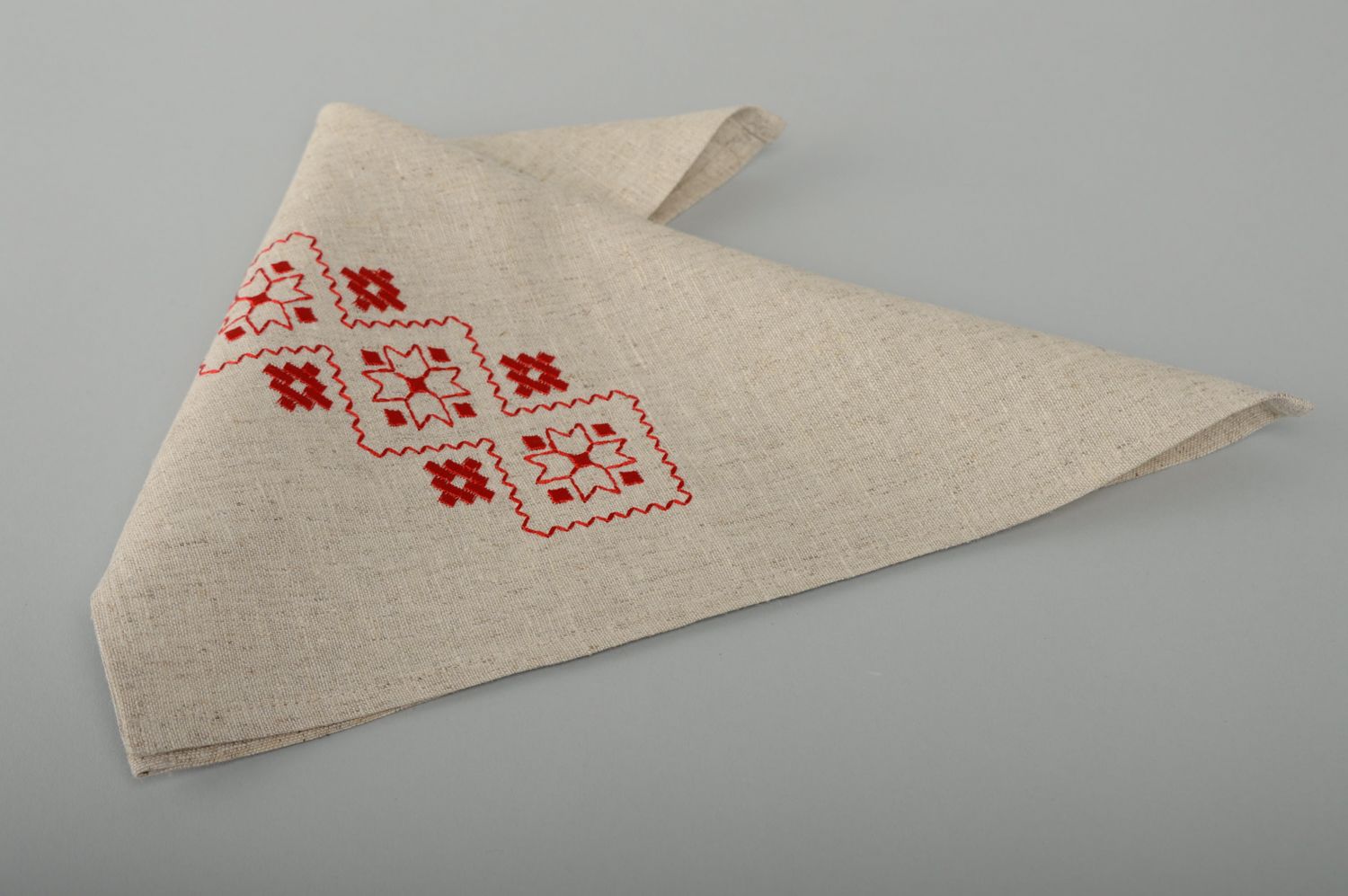 Satin stitch embroidered linen napkin photo 2