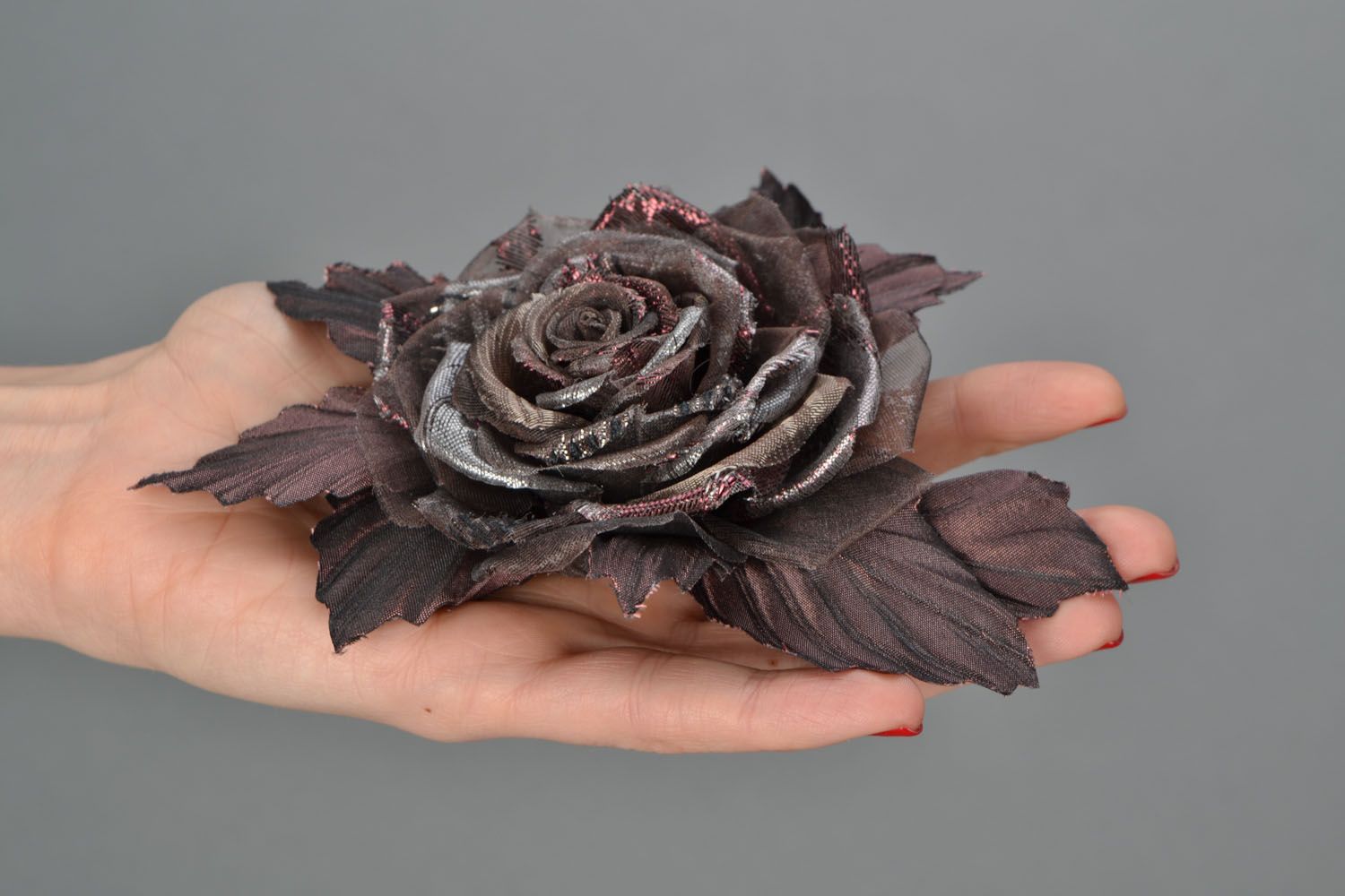 Broche de tecido feito à mão em forma da flor Rosa com lurex foto 2
