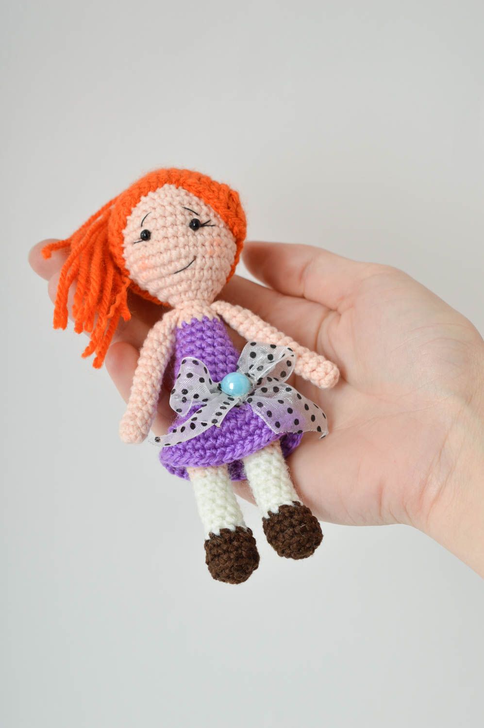 Мягкая игрушка кукла ручной работы рыжая девочка кукла крючком в лиловом платье фото 5