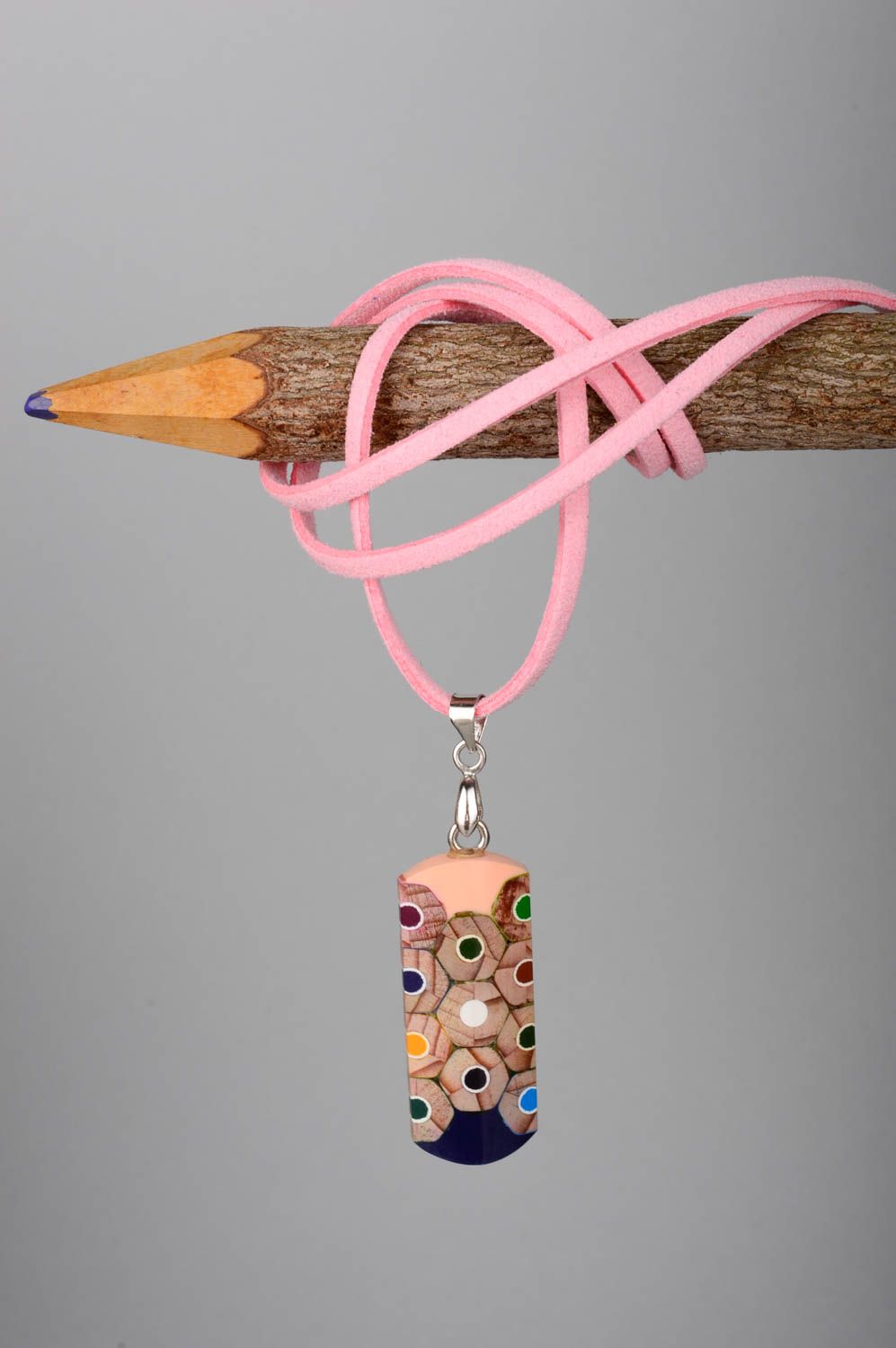 Украшение из карандашей кулон ручной работы авторский кулон с розовым шнурком фото 1