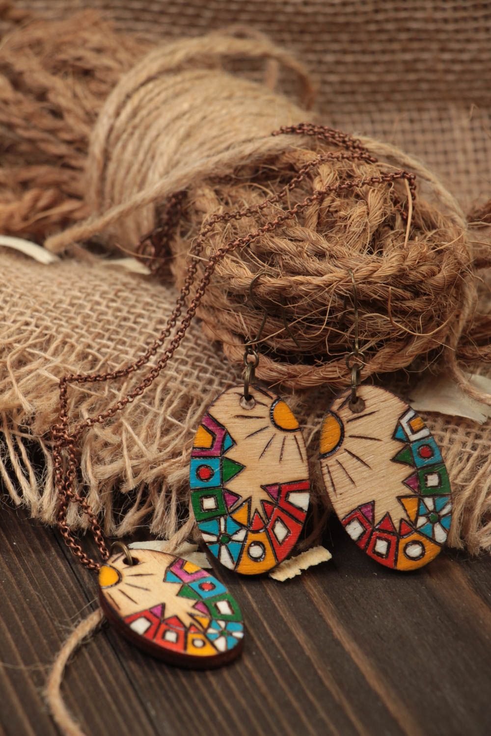Handmade Schmuck Set aus Holz Ketten Anhänger Damen Ohrringe grell mit Mustern foto 1