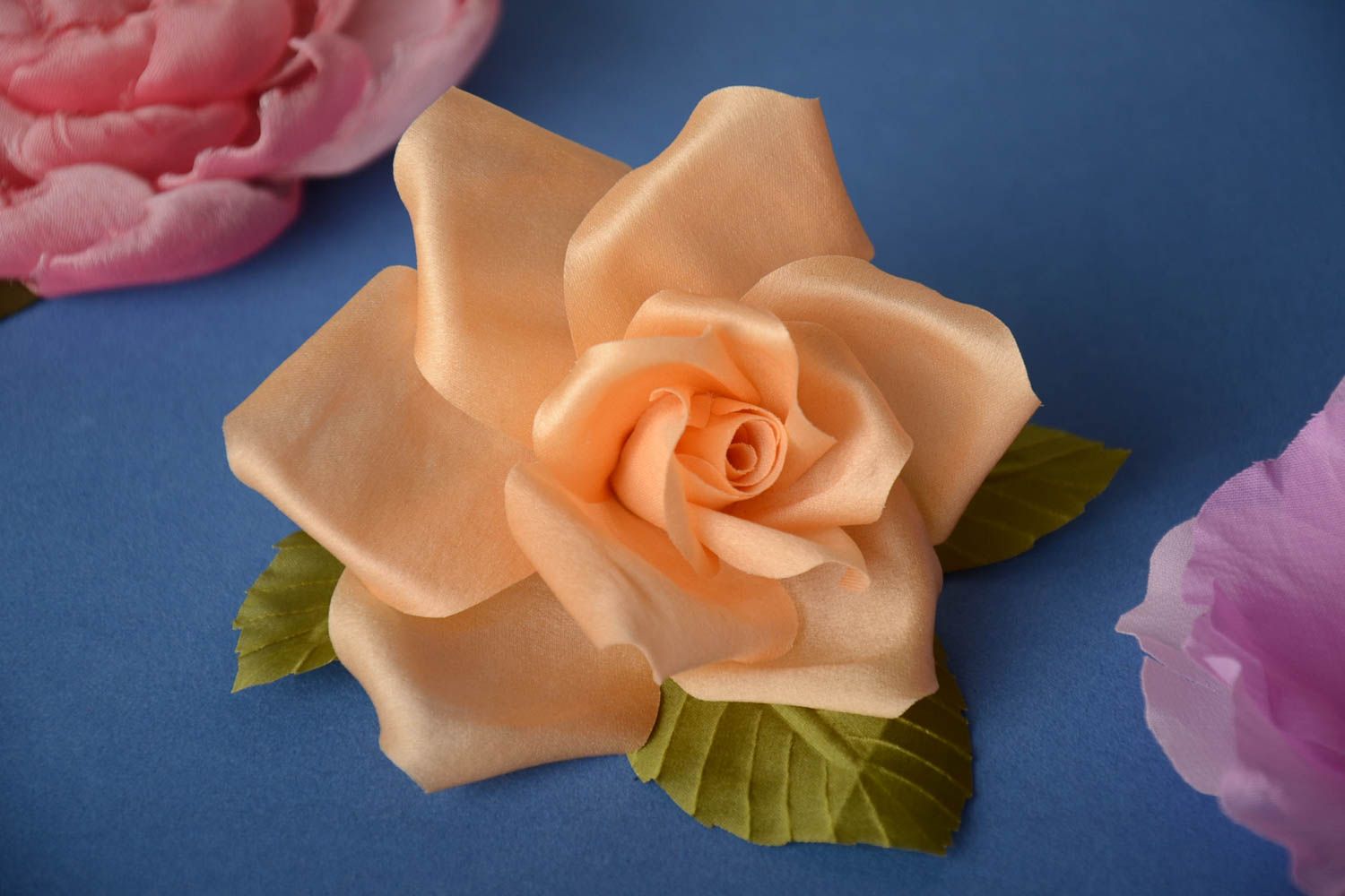 Брошь цветок из ткани в виде розы персикового цвета модная ручной работы фото 1
