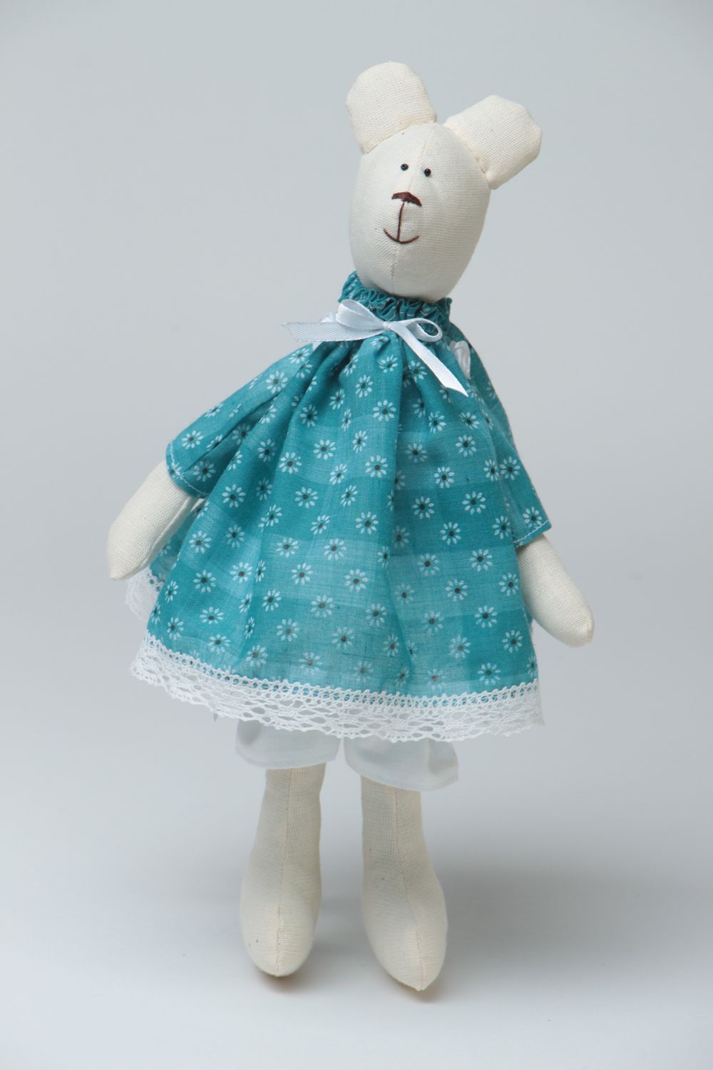 Мягкая игрушка ручной работы мишка белая в платье из бязи и хлопка для детей фото 2