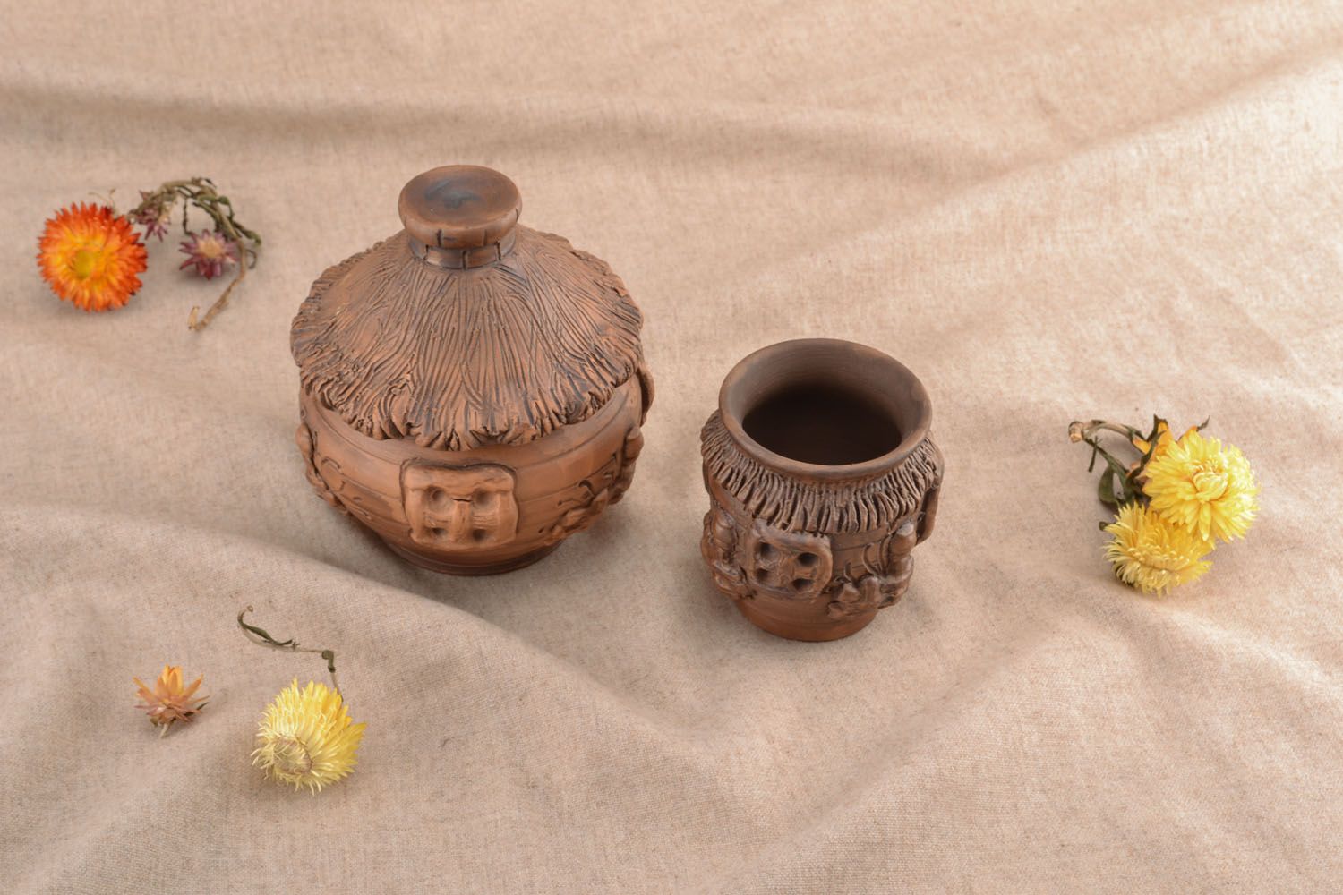 Pot en terre cuite avec couvercle fait main avec mug ethniques écologiques photo 5