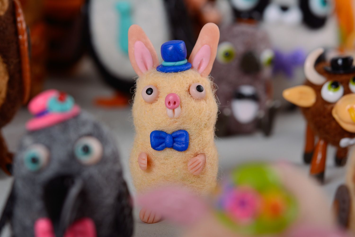 Figura de lana juguete de bolsillo hecho a mano en técnica de fieltro Conejo  foto 4