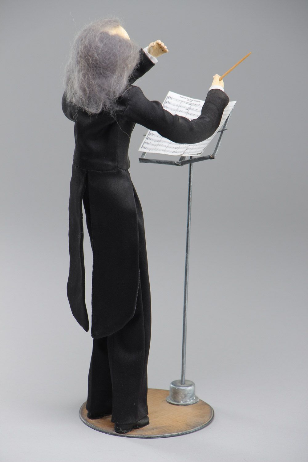 Handgemachte Interieur Puppe Dirigent mit Haaren aus Paperclay auf Ständer foto 4