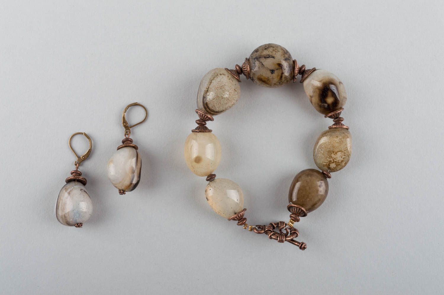 Boucles d'oreilles et bracelet bruns en laiton et pierres naturelles faits main photo 2