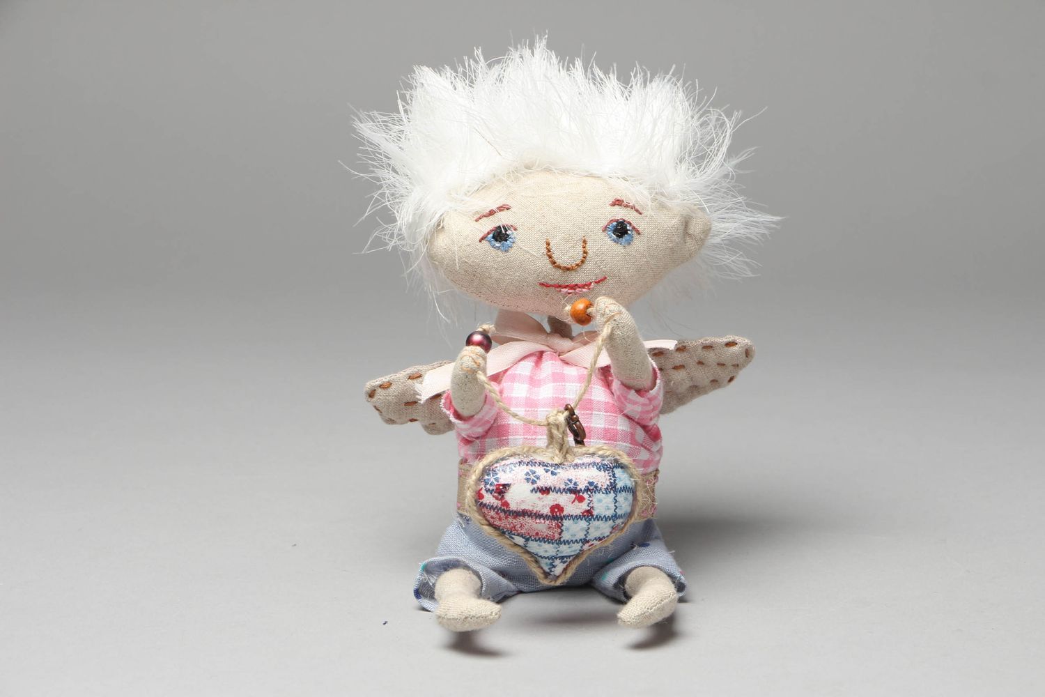 Авторская мягкая кукла из натуральных тканей Ангел с сердечком фото 1