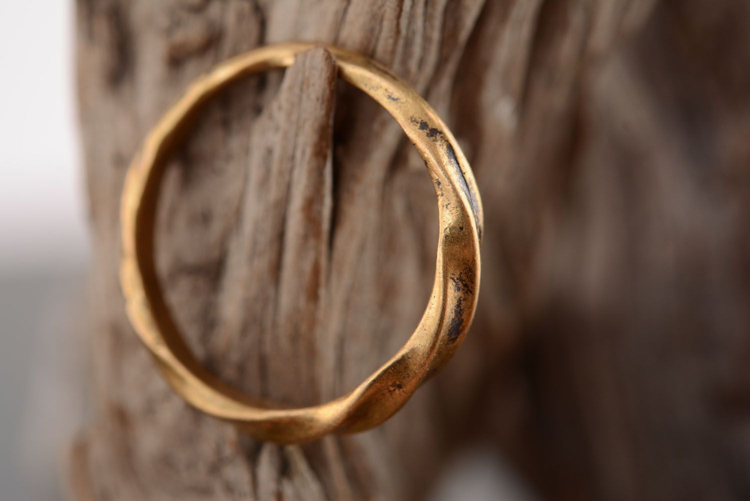 Витое кольцо из бронзы фото 2